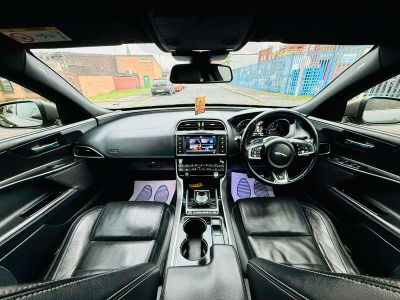 A 2015 JAGUAR XE R-SPORT A 2015 JAGUAR XE R-SPORT