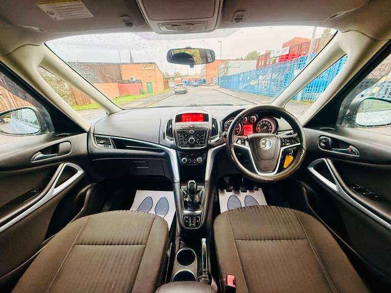 A 2015 VAUXHALL ZAFIRA TOURER EXCLUSIV A 2015 VAUXHALL ZAFIRA TOURER EXCLUSIV