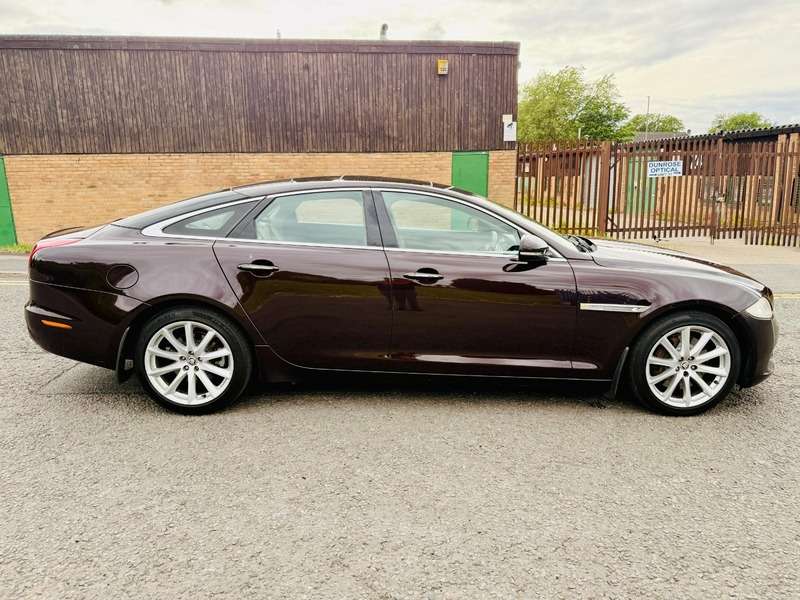 A 2011 JAGUAR XJ D V6 LUXURY A 2011 JAGUAR XJ D V6 LUXURY