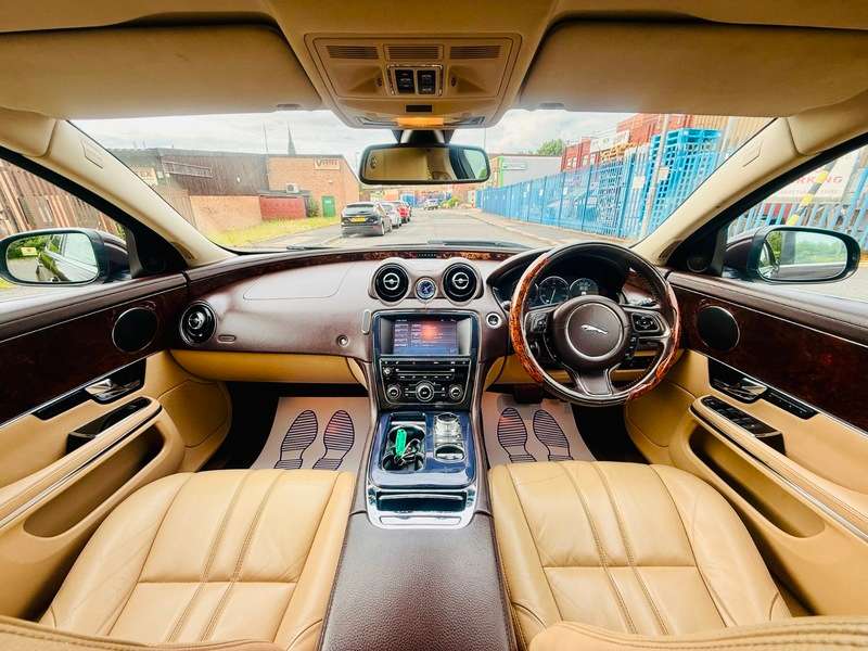 A 2011 JAGUAR XJ D V6 LUXURY A 2011 JAGUAR XJ D V6 LUXURY