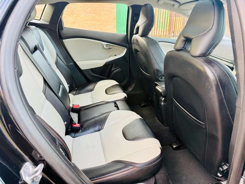 2014 VOLVO V40 2014 VOLVO V40