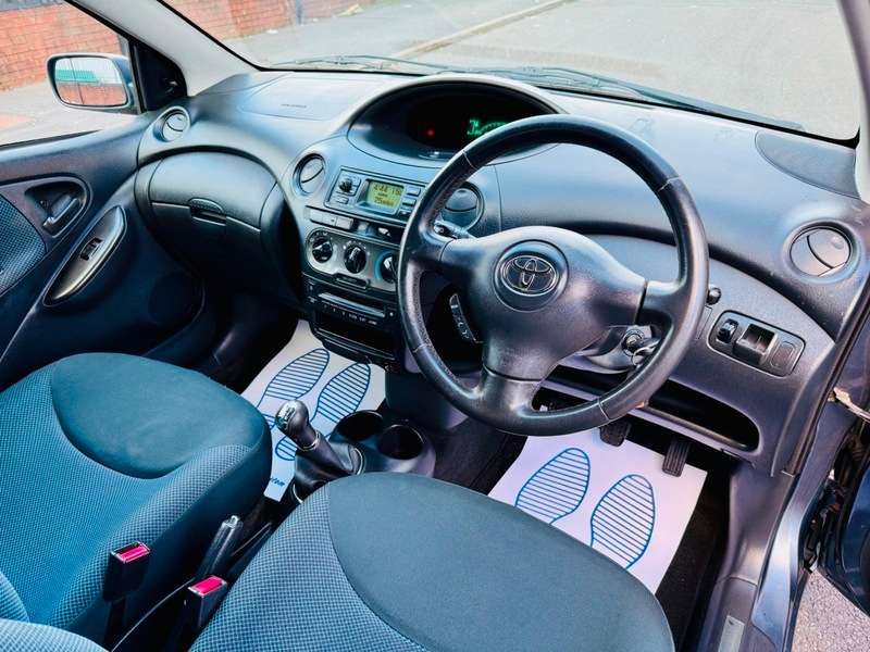 A 2004 TOYOTA YARIS VVTI BLUE A 2004 TOYOTA YARIS VVTI BLUE