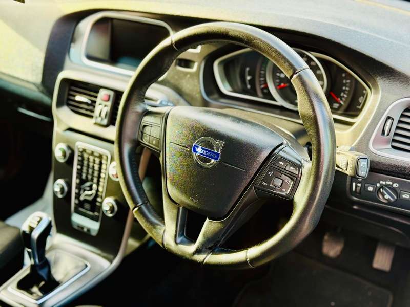 2015 VOLVO V40 2015 VOLVO V40