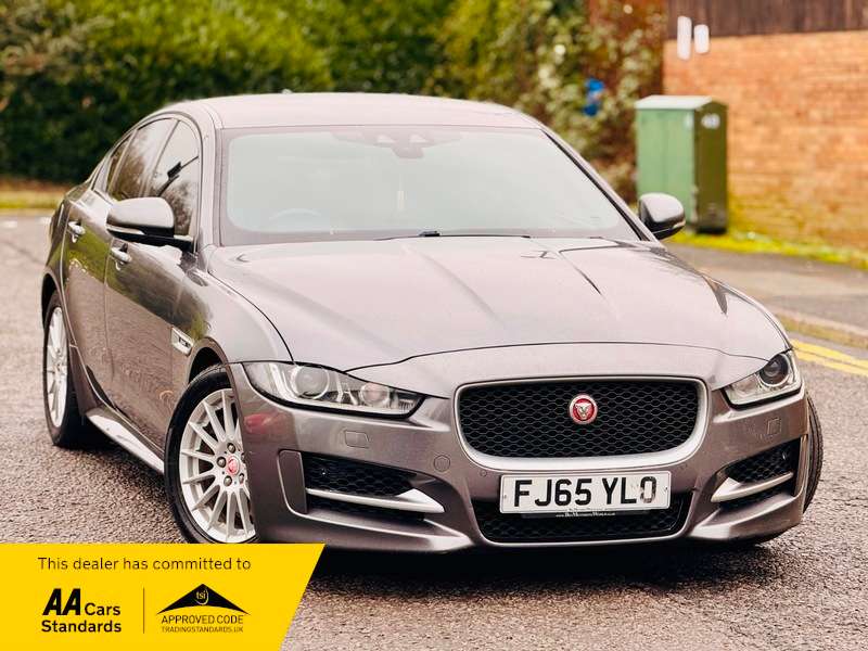 A 2015 JAGUAR XE R-SPORT A 2015 JAGUAR XE R-SPORT