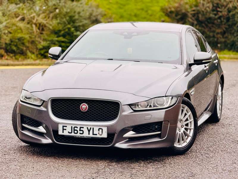 A 2015 JAGUAR XE R-SPORT A 2015 JAGUAR XE R-SPORT