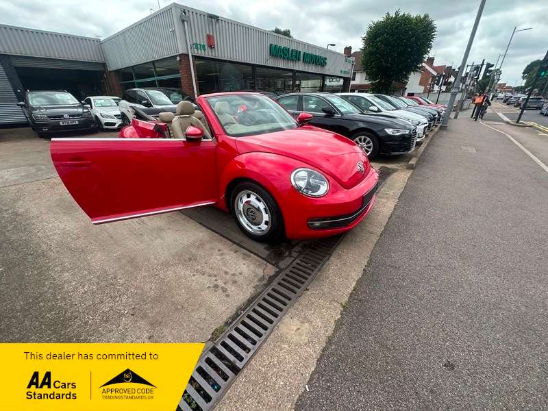 A 2015 VOLKSWAGEN BEETLE DESIGN TSI BLUEMOTION CONVERTIBLE A 2015 VOLKSWAGEN BEETLE DESIGN TSI BLUEMOTION CONVERTIBLE