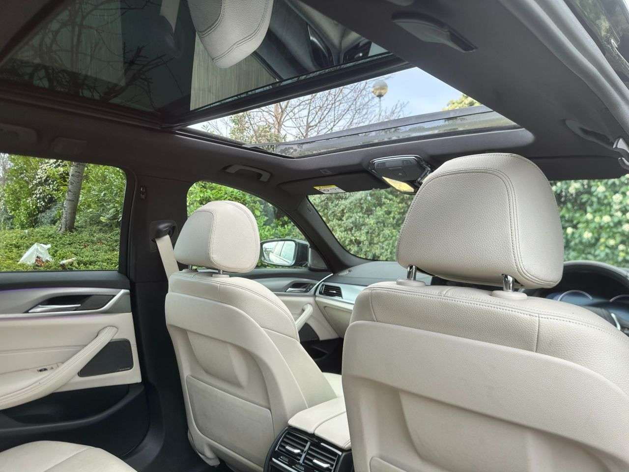 A 2017 BMW 5 SERIES 2.0 520d M Sport Touring 5dr Diesel Auto Euro 6 (s/s) (190 ps) 19' A 2017 BMW 5 SERIES 2.0 520d M Sport Touring 5dr Diesel Auto Euro 6 (s/s) (190 ps) 19'