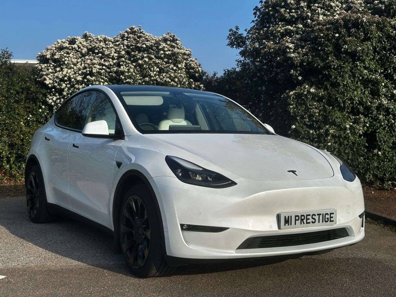 A 2022 TESLA MODEL Y (Dual Motor) Long Range SUV 5dr Electric Auto 4WDE (384 bhp) PAN ROOF-SURRO A 2022 TESLA MODEL Y (Dual Motor) Long Range SUV 5dr Electric Auto 4WDE (384 bhp) PAN ROOF-SURRO