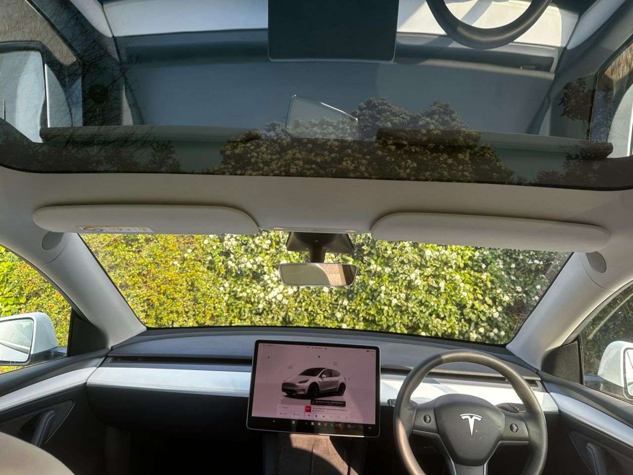 A 2022 TESLA MODEL Y (Dual Motor) Long Range SUV 5dr Electric Auto 4WDE (384 bhp) PAN ROOF-SURRO A 2022 TESLA MODEL Y (Dual Motor) Long Range SUV 5dr Electric Auto 4WDE (384 bhp) PAN ROOF-SURRO