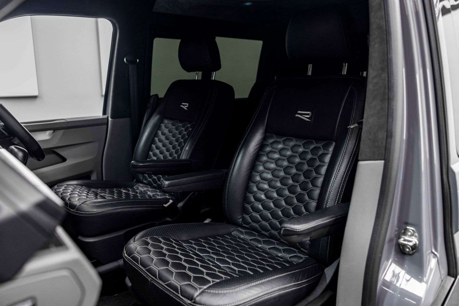 A 2024 VOLKSWAGEN TRANSPORTER 2.0 TDI T32 Highline Kombi Double Cab 5dr Diesel DSG FWD SWB Euro 6 (s/s) (150 ps) A 2024 VOLKSWAGEN TRANSPORTER 2.0 TDI T32 Highline Kombi Double Cab 5dr Diesel DSG FWD SWB Euro 6 (s/s) (150 ps)