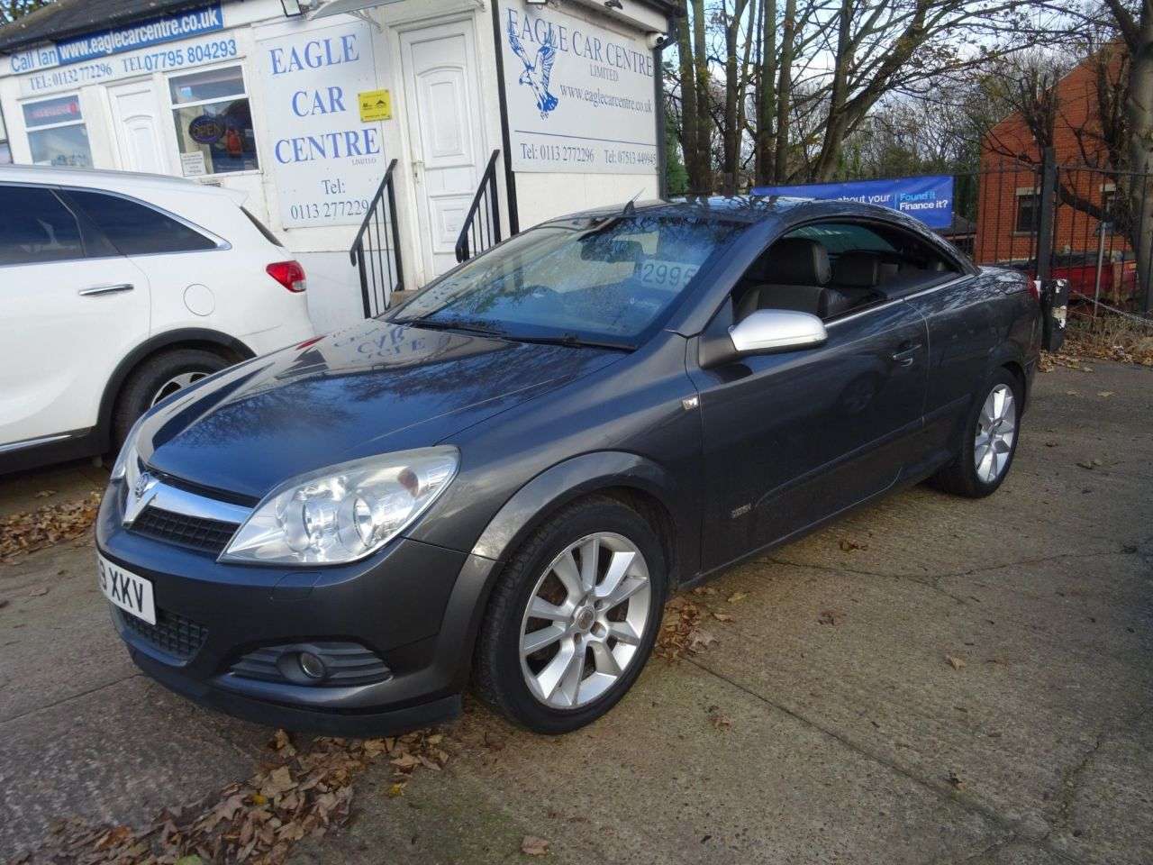 A 2009 VAUXHALL ASTRA 1.8i Design Twin Top 2dr Petrol Manual (185 g/km, 138 bhp) A 2009 VAUXHALL ASTRA 1.8i Design Twin Top 2dr Petrol Manual (185 g/km, 138 bhp)