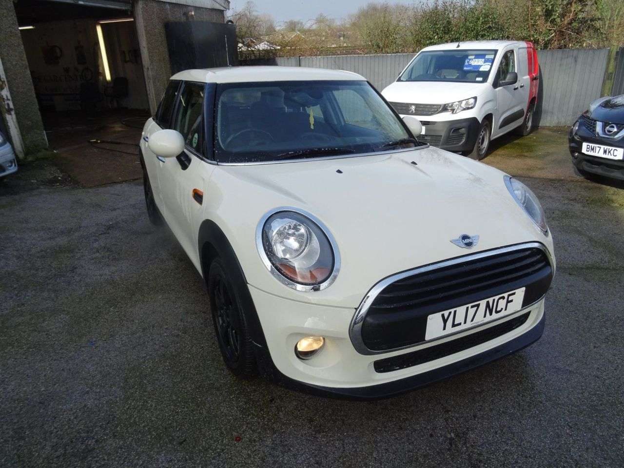 A 2017 MINI HATCH 1.2 One Hatchback 5dr Petrol Manual Euro 6 (s/s) (102 ps) FULL SERVICE HIST A 2017 MINI HATCH 1.2 One Hatchback 5dr Petrol Manual Euro 6 (s/s) (102 ps) FULL SERVICE HIST