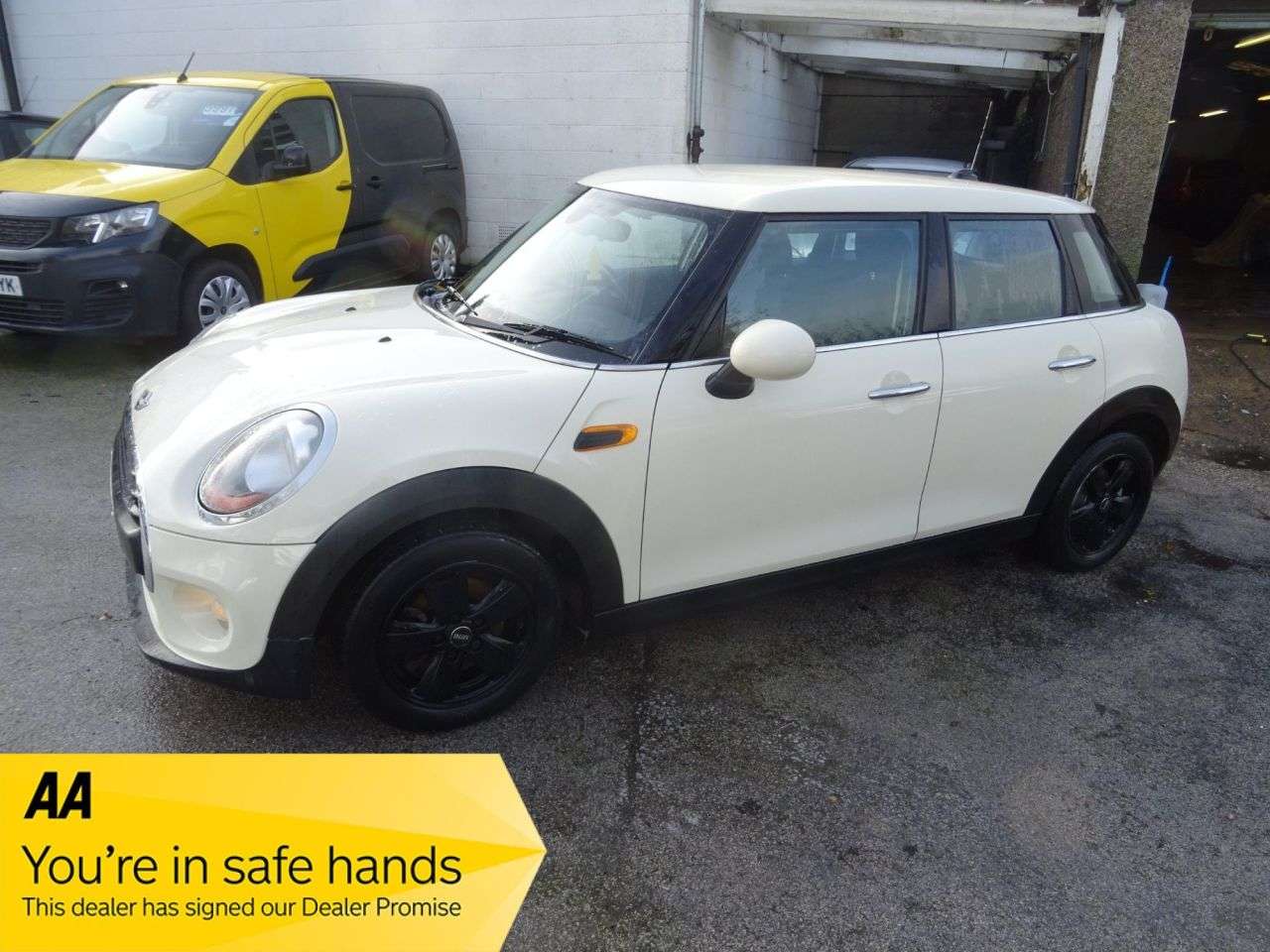A 2017 MINI HATCH 1.2 One Hatchback 5dr Petrol Manual Euro 6 (s/s) (102 ps) FULL SERVICE HIST A 2017 MINI HATCH 1.2 One Hatchback 5dr Petrol Manual Euro 6 (s/s) (102 ps) FULL SERVICE HIST