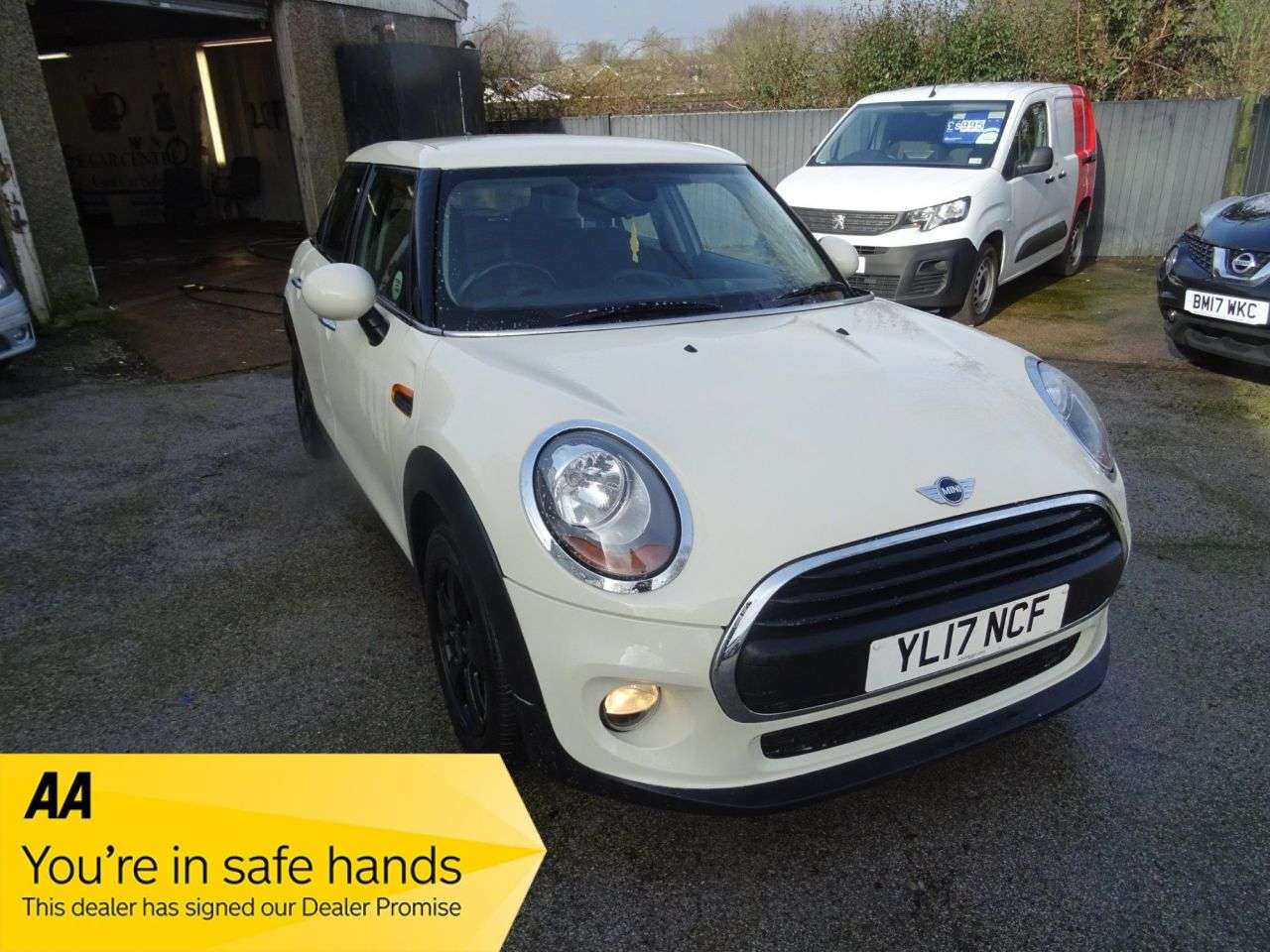 A 2017 MINI HATCH 1.2 One Hatchback 5dr Petrol Manual Euro 6 (s/s) (102 ps) FULL SERVICE HIST A 2017 MINI HATCH 1.2 One Hatchback 5dr Petrol Manual Euro 6 (s/s) (102 ps) FULL SERVICE HIST