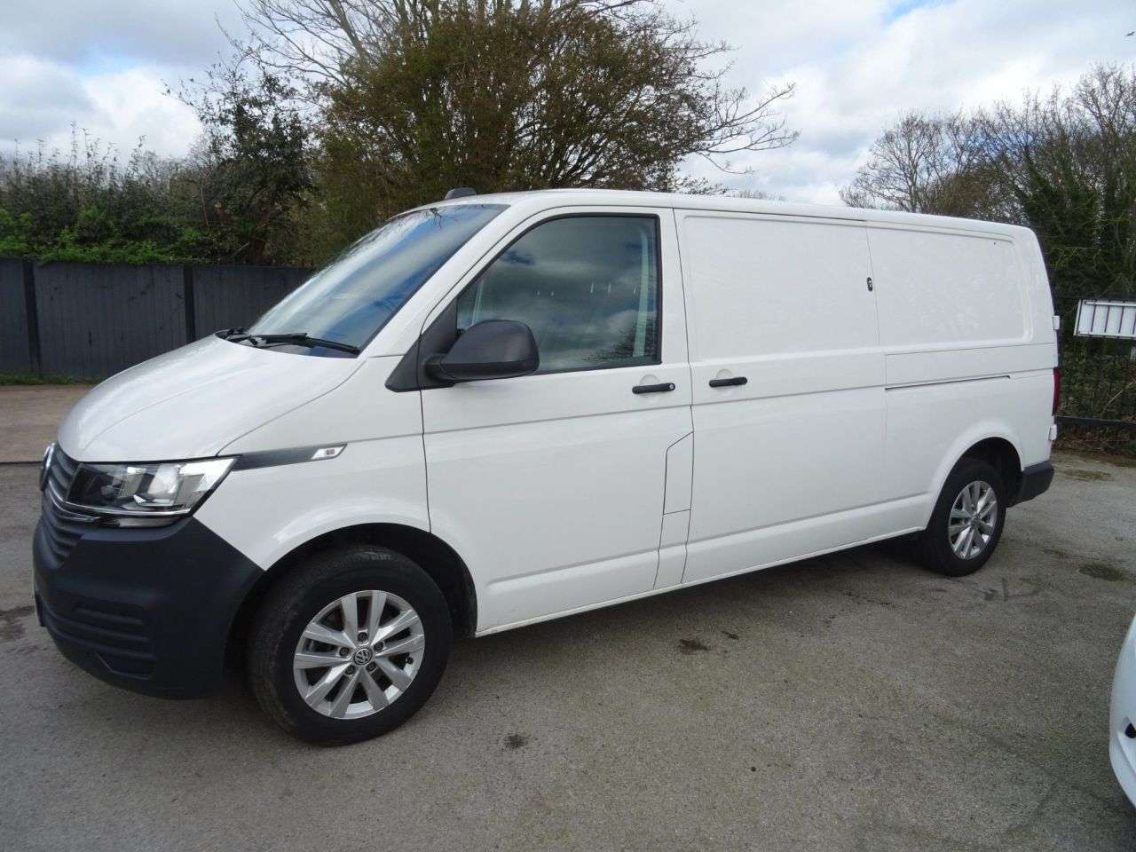 A 2022 VOLKSWAGEN TRANSPORTER 2.0 TDI T30 Startline Panel Van 5dr Diesel Manual FWD LWB Euro 6 (s/s) (110 A 2022 VOLKSWAGEN TRANSPORTER 2.0 TDI T30 Startline Panel Van 5dr Diesel Manual FWD LWB Euro 6 (s/s) (110