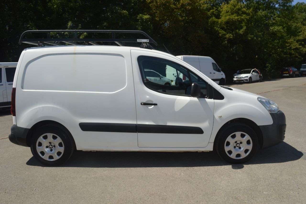 A 2016 PEUGEOT PARTNER 1.6 HDi 850 Professional Panel Van 4dr Diesel Manual L1 (132 g/km, 90 bhp) A 2016 PEUGEOT PARTNER 1.6 HDi 850 Professional Panel Van 4dr Diesel Manual L1 (132 g/km, 90 bhp)