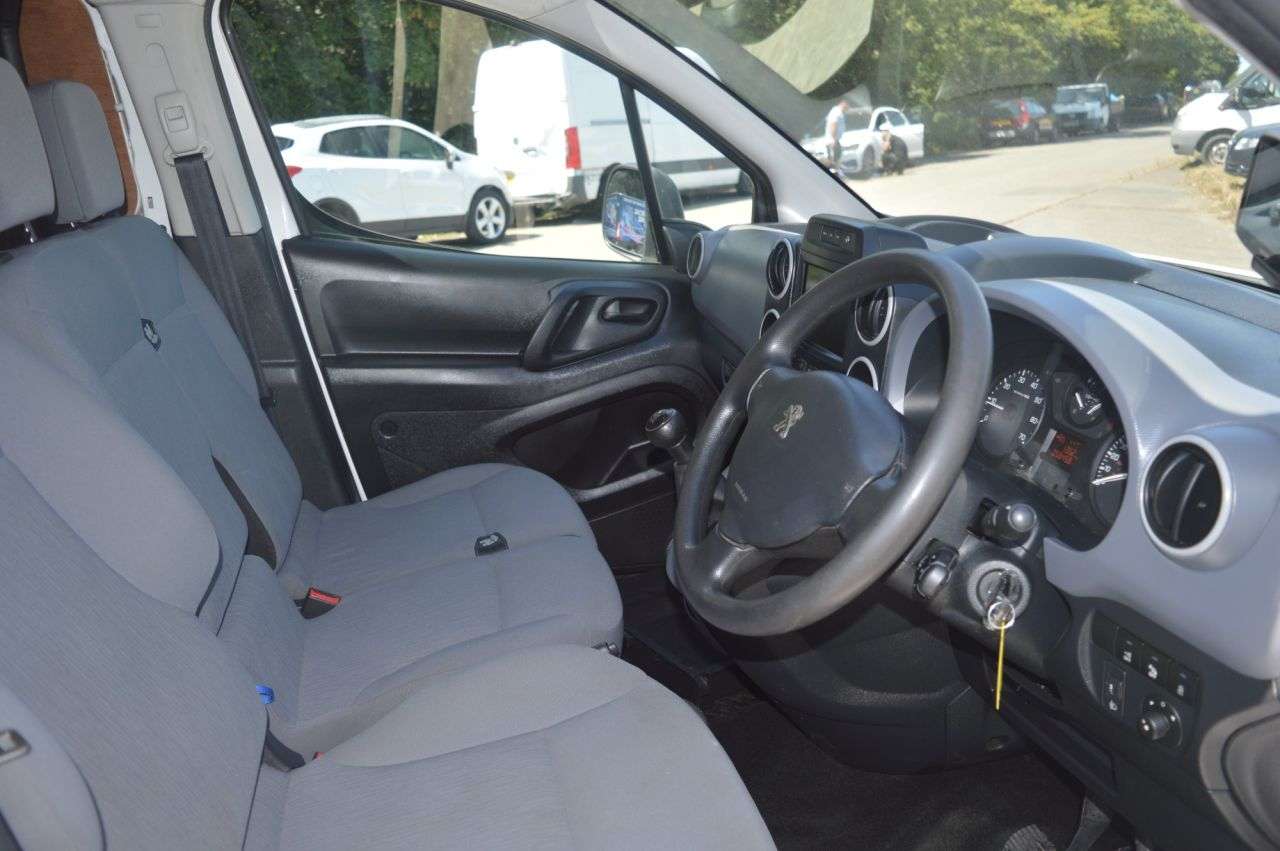 A 2016 PEUGEOT PARTNER 1.6 HDi 850 Professional Panel Van 4dr Diesel Manual L1 (132 g/km, 90 bhp) A 2016 PEUGEOT PARTNER 1.6 HDi 850 Professional Panel Van 4dr Diesel Manual L1 (132 g/km, 90 bhp)