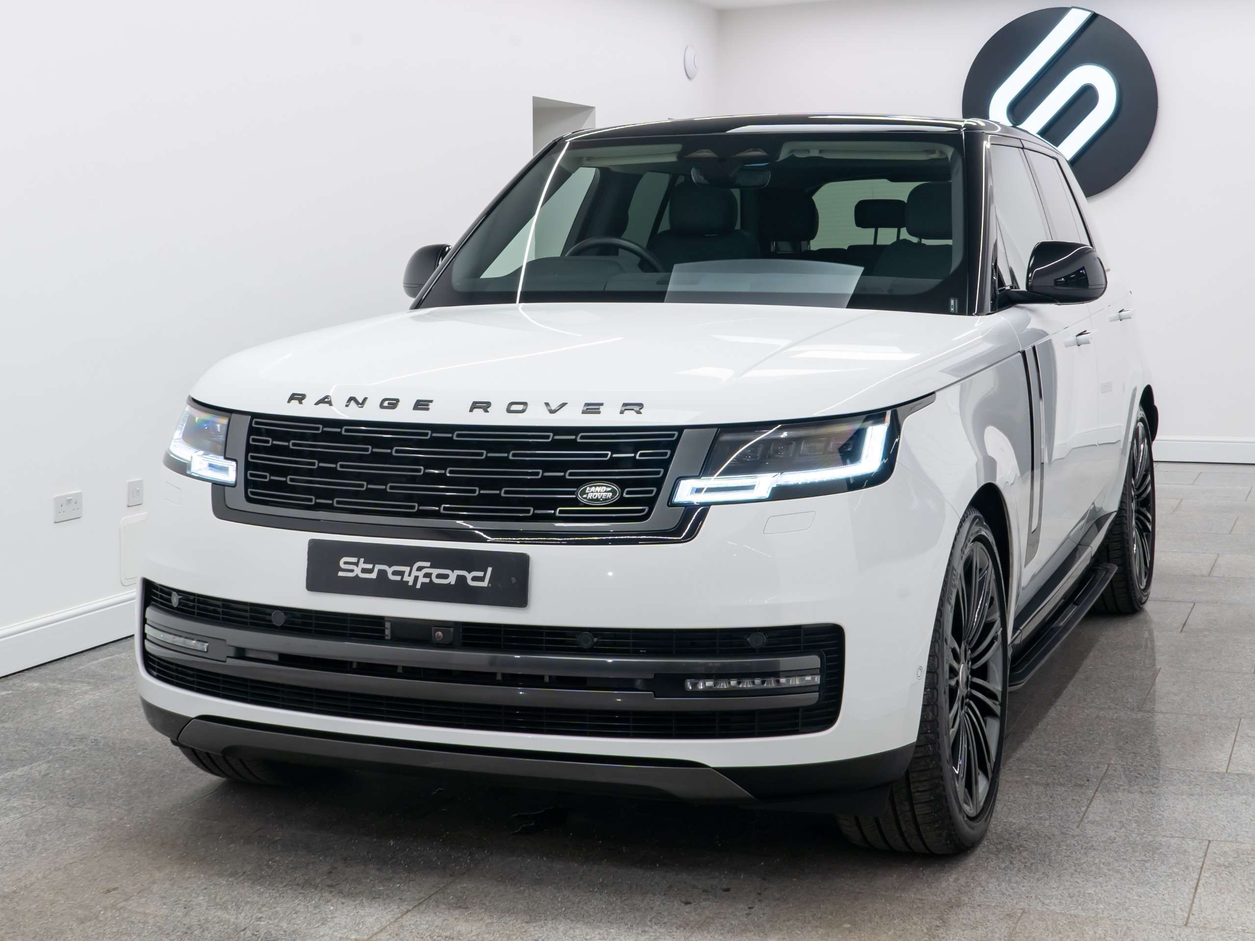 A 2024 LAND ROVER RANGE ROVER 3.0 D300 MHEV SE SUV 5dr Diesel Auto 4WD Euro 6 (s/s) (300 ps) A 2024 LAND ROVER RANGE ROVER 3.0 D300 MHEV SE SUV 5dr Diesel Auto 4WD Euro 6 (s/s) (300 ps)