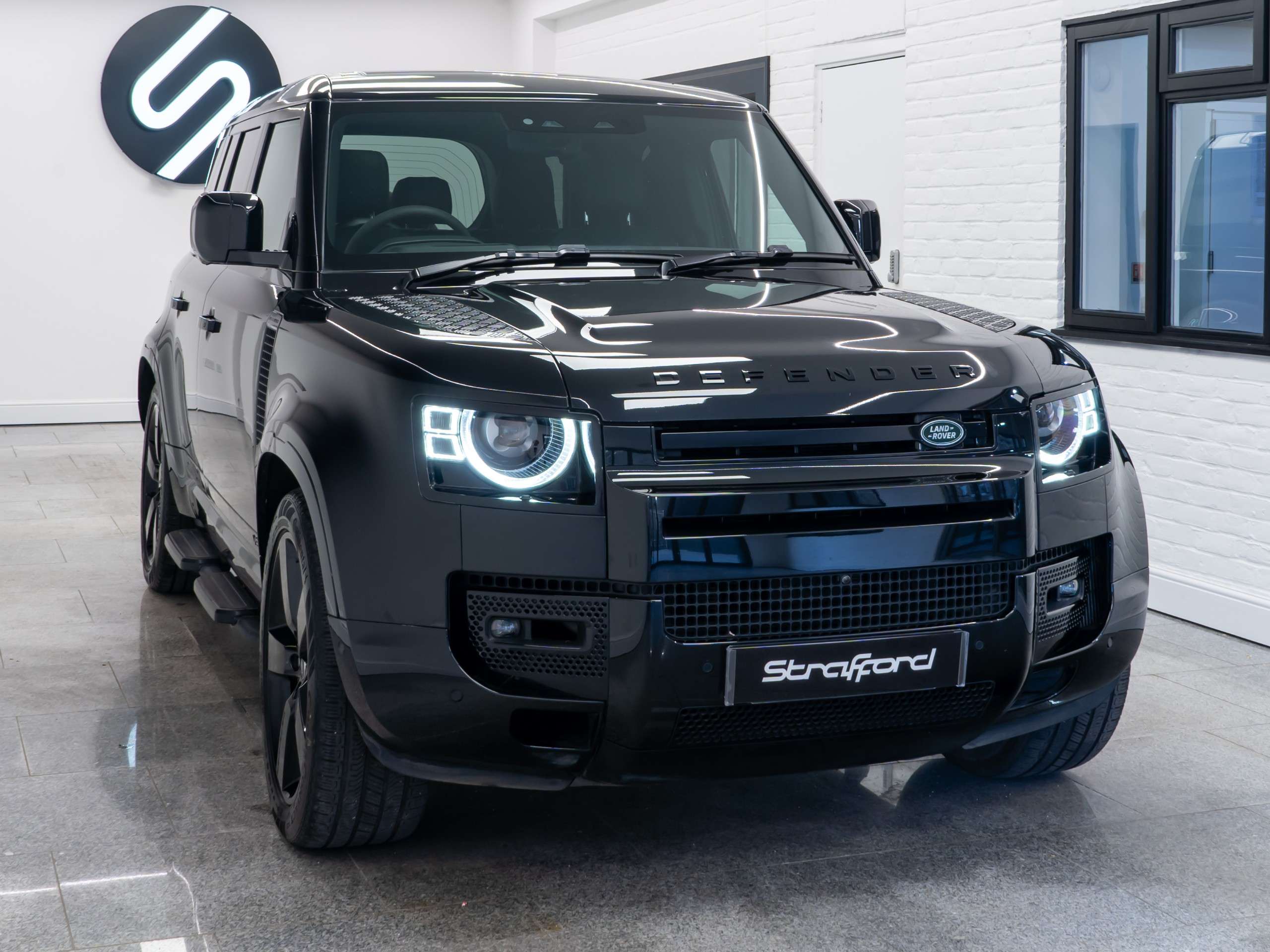 A 2022 LAND ROVER DEFENDER 110 5.0 P525 V8 SUV 5dr Petrol Auto 4WD Euro 6 (s/s) (525 ps) A 2022 LAND ROVER DEFENDER 110 5.0 P525 V8 SUV 5dr Petrol Auto 4WD Euro 6 (s/s) (525 ps)