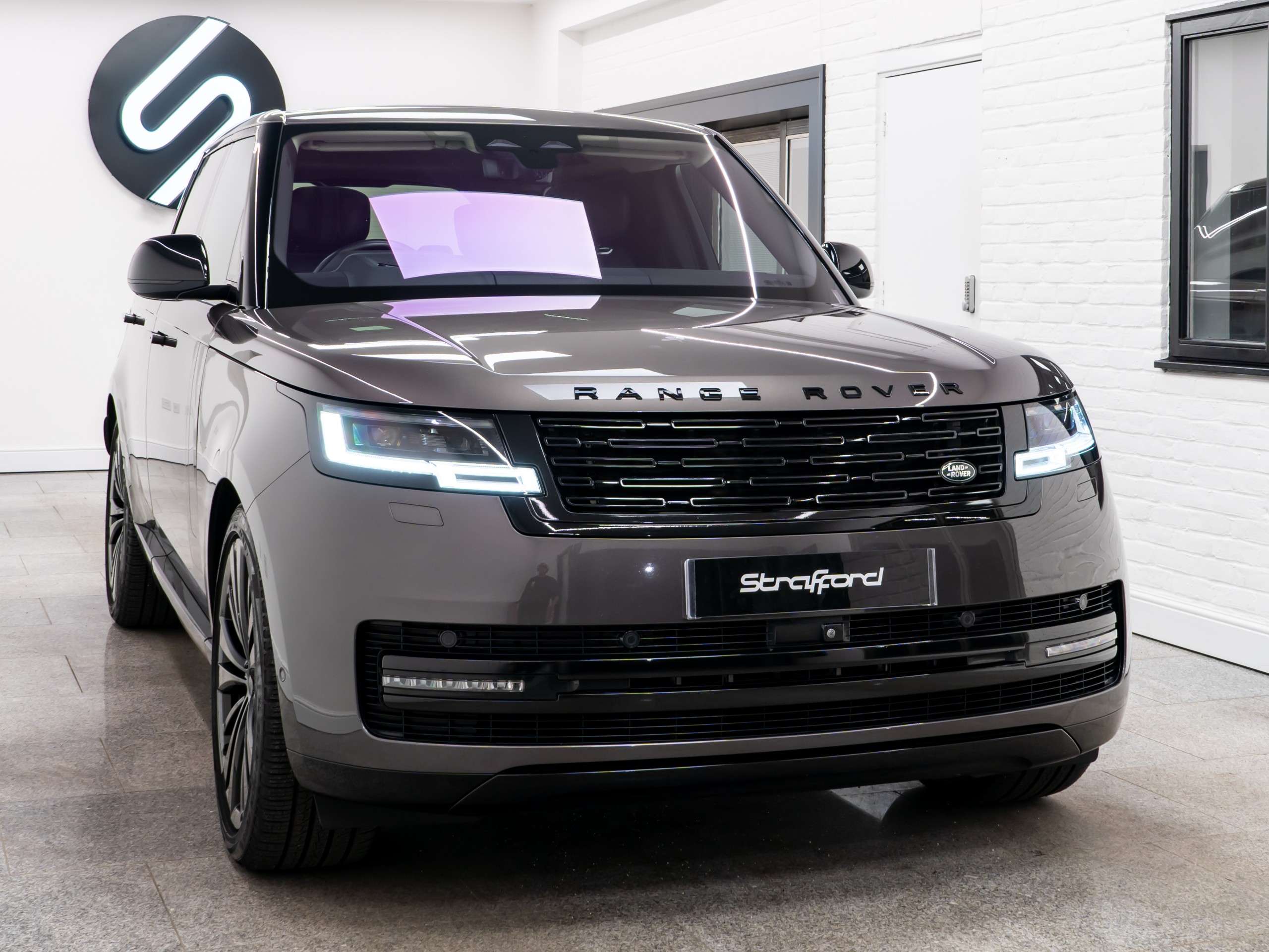 A 2022 LAND ROVER RANGE ROVER 4.4 P530 V8 First Edition SUV 5dr Petrol Auto 4WD Euro 6 (s/s) (530 ps) A 2022 LAND ROVER RANGE ROVER 4.4 P530 V8 First Edition SUV 5dr Petrol Auto 4WD Euro 6 (s/s) (530 ps)