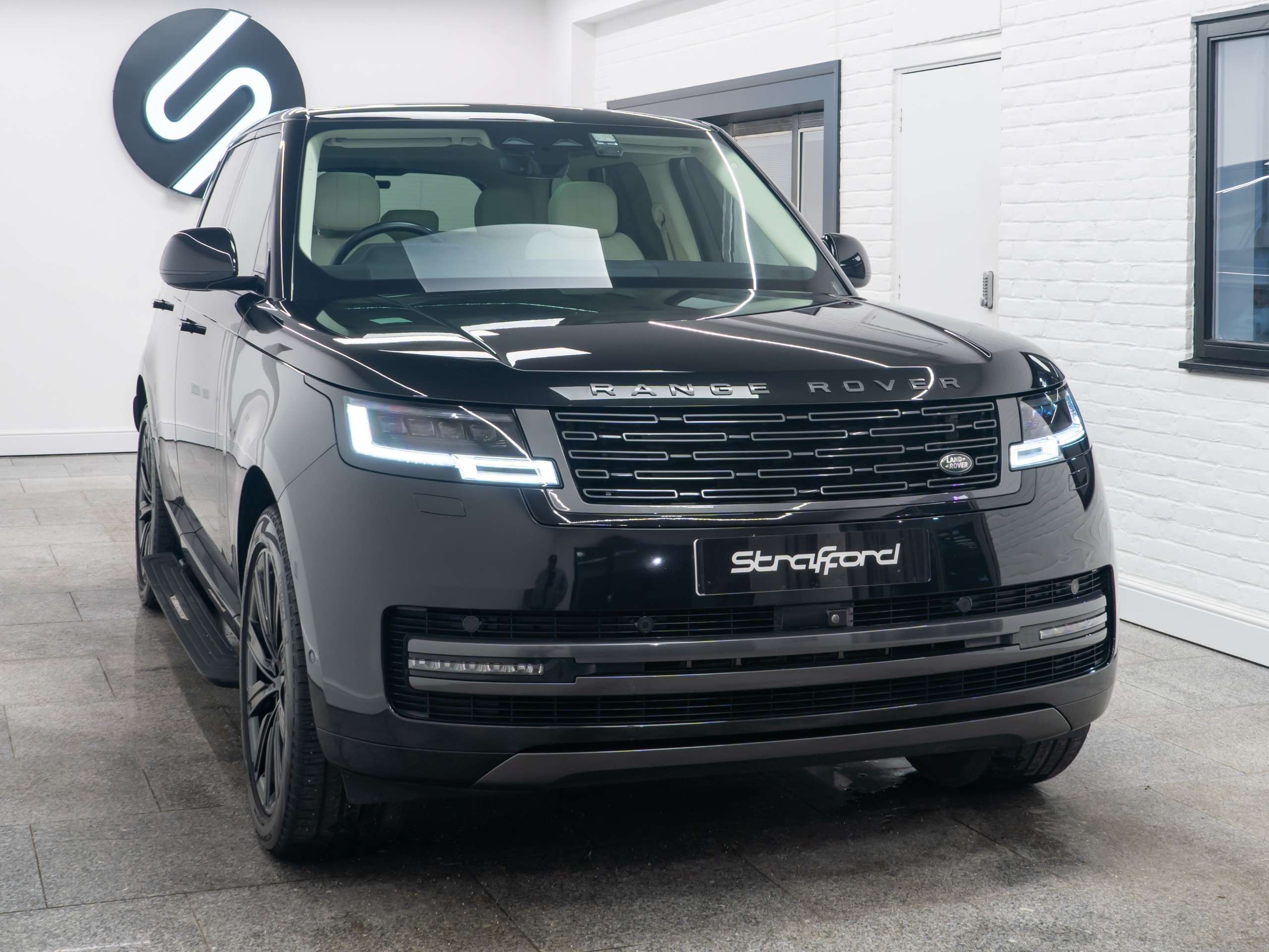 A 2023 LAND ROVER RANGE ROVER 3.0 P440e 38.2kWh SE SUV 5dr Petrol Plug-in Hybrid Auto 4WD Euro 6 (s/s) (440 ps) A 2023 LAND ROVER RANGE ROVER 3.0 P440e 38.2kWh SE SUV 5dr Petrol Plug-in Hybrid Auto 4WD Euro 6 (s/s) (440 ps)