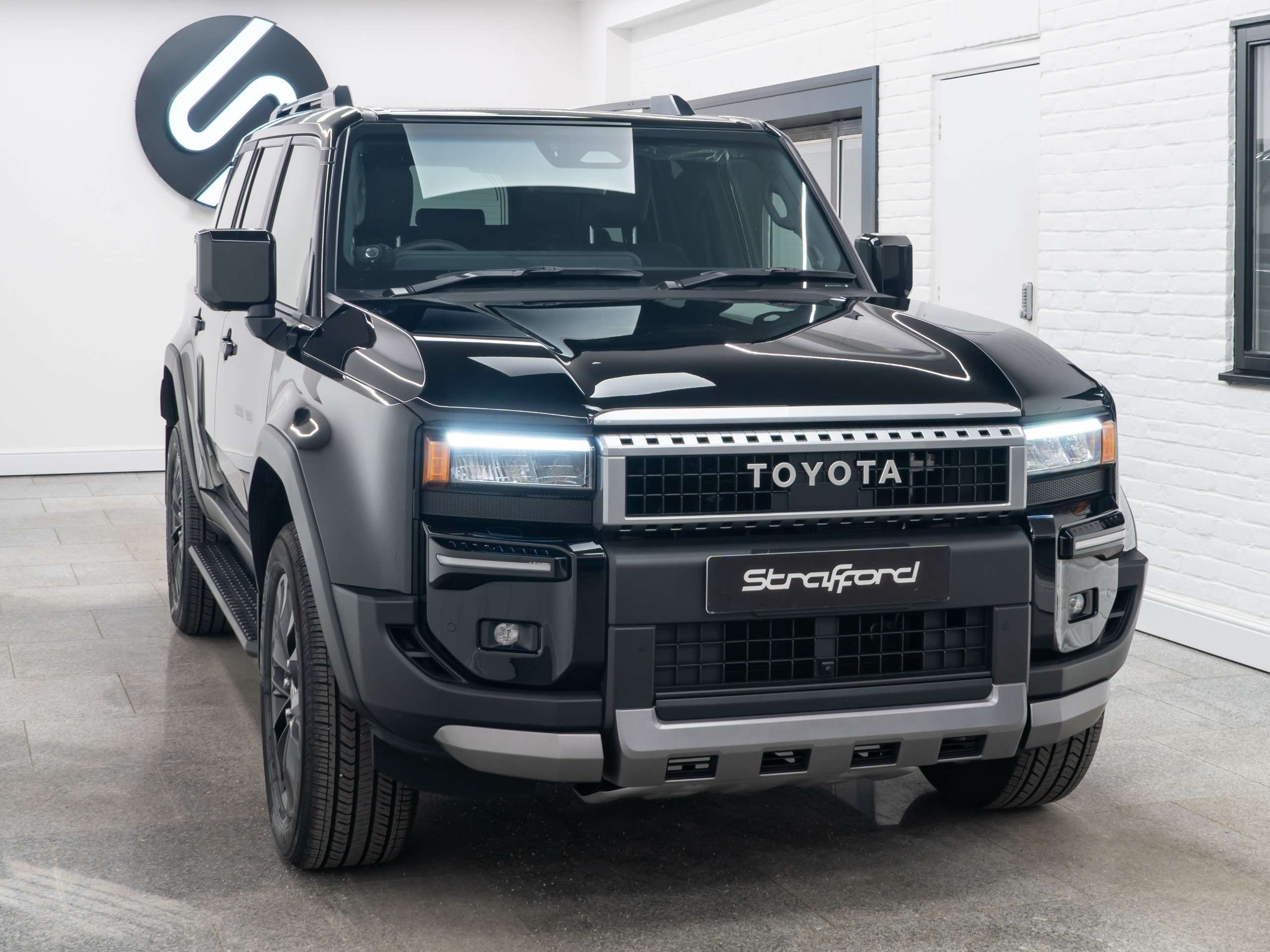 A 2025 TOYOTA LAND CRUISER 2.8D Invincible Auto 4WD Euro 6 (s/s) 5dr (LWB) A 2025 TOYOTA LAND CRUISER 2.8D Invincible Auto 4WD Euro 6 (s/s) 5dr (LWB)