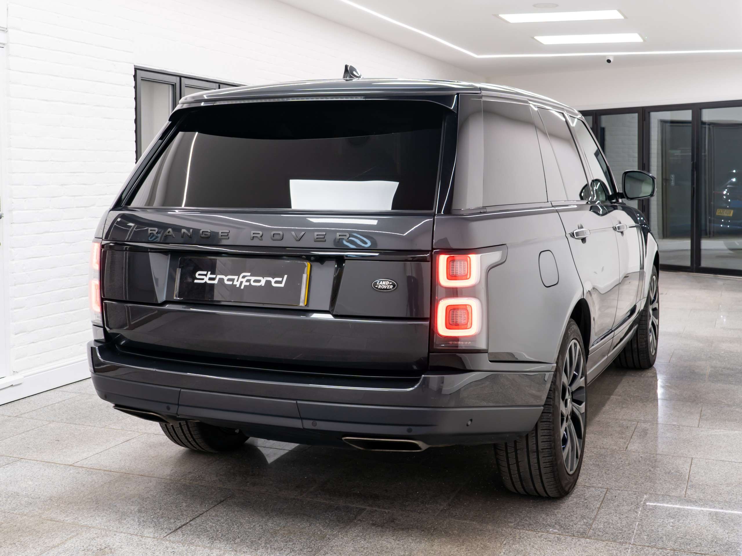 A 2020 LAND ROVER RANGE ROVER 3.0 SD V6 Vogue SE SUV 5dr Diesel Auto 4WD Euro 6 (s/s) (275 ps) A 2020 LAND ROVER RANGE ROVER 3.0 SD V6 Vogue SE SUV 5dr Diesel Auto 4WD Euro 6 (s/s) (275 ps)