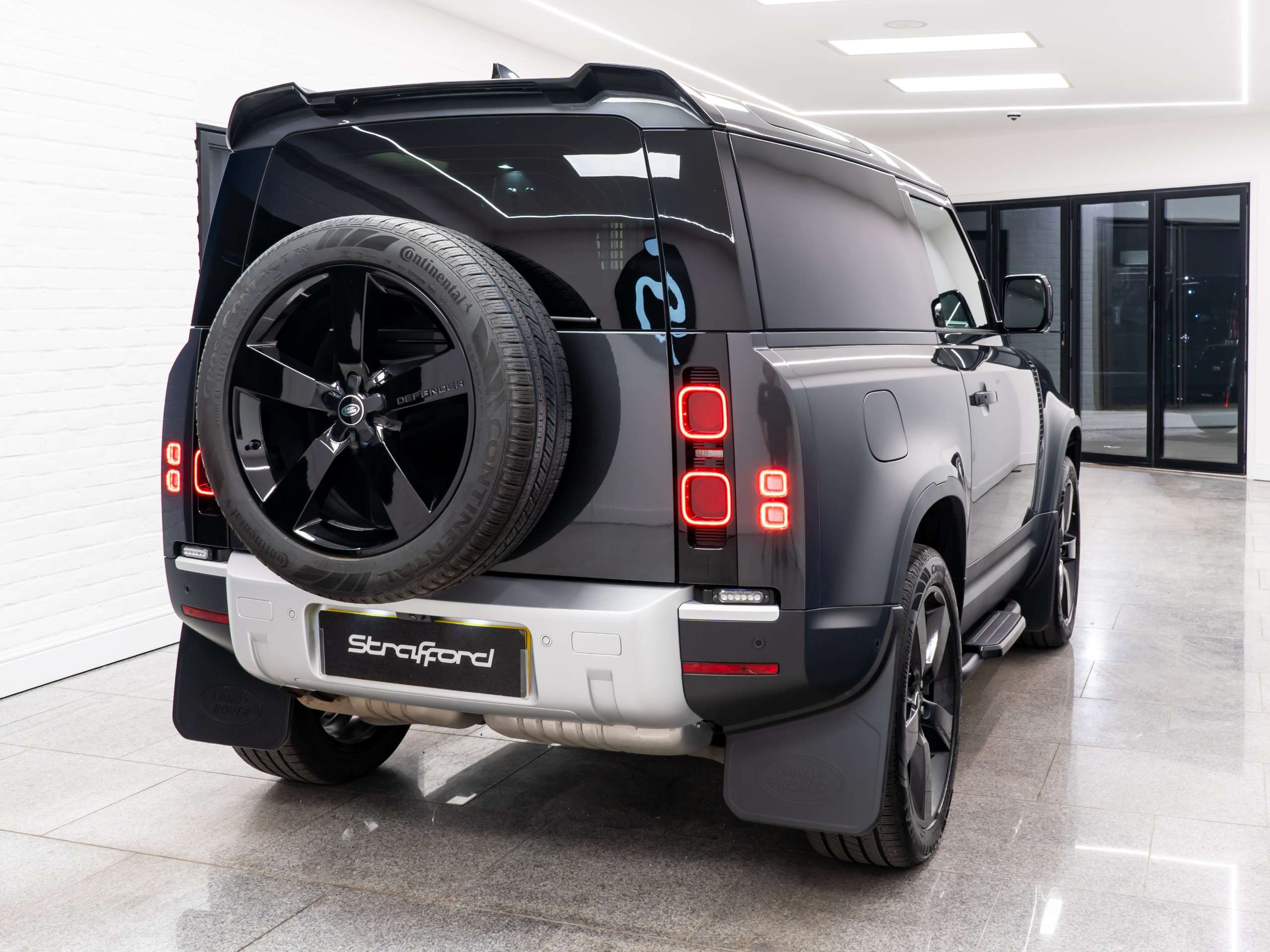 A 2024 LAND ROVER DEFENDER 90 3.0 D250 MHEV SE Hard Top SUV 3dr Diesel Auto 4WD SWB Euro 6 (s/s) (250 ps) A 2024 LAND ROVER DEFENDER 90 3.0 D250 MHEV SE Hard Top SUV 3dr Diesel Auto 4WD SWB Euro 6 (s/s) (250 ps)
