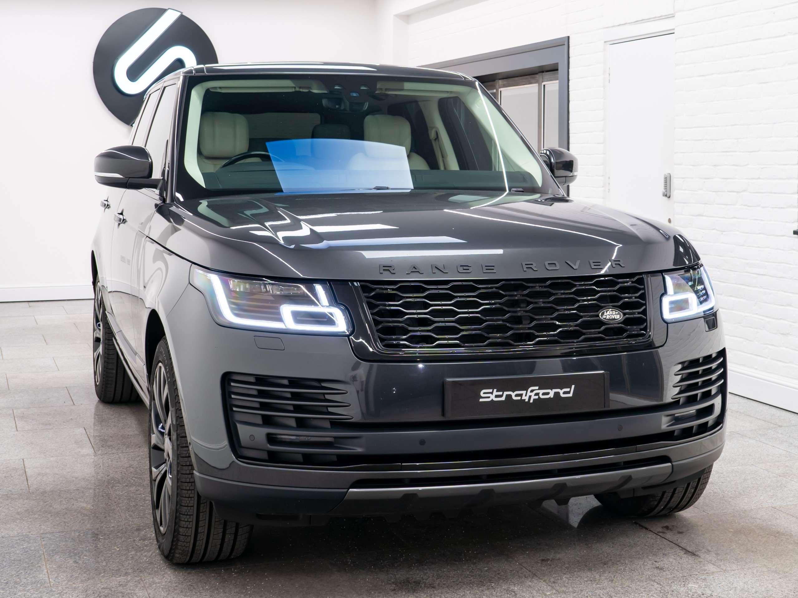 A 2020 LAND ROVER RANGE ROVER 3.0 SD V6 Vogue SE SUV 5dr Diesel Auto 4WD Euro 6 (s/s) (275 ps) A 2020 LAND ROVER RANGE ROVER 3.0 SD V6 Vogue SE SUV 5dr Diesel Auto 4WD Euro 6 (s/s) (275 ps)