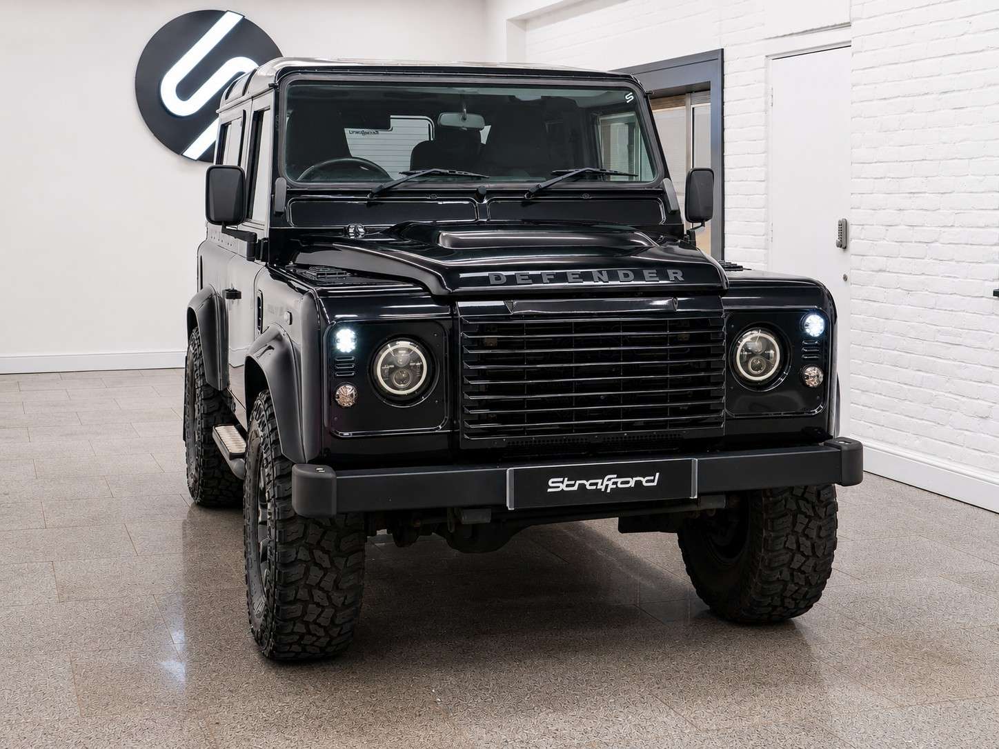 A 2014 LAND ROVER DEFENDER 90 2.2 TDCi XS Station Wagon Double Cab 3dr Diesel Manual 4WD SWB Euro 5 (122 ps) A 2014 LAND ROVER DEFENDER 90 2.2 TDCi XS Station Wagon Double Cab 3dr Diesel Manual 4WD SWB Euro 5 (122 ps)