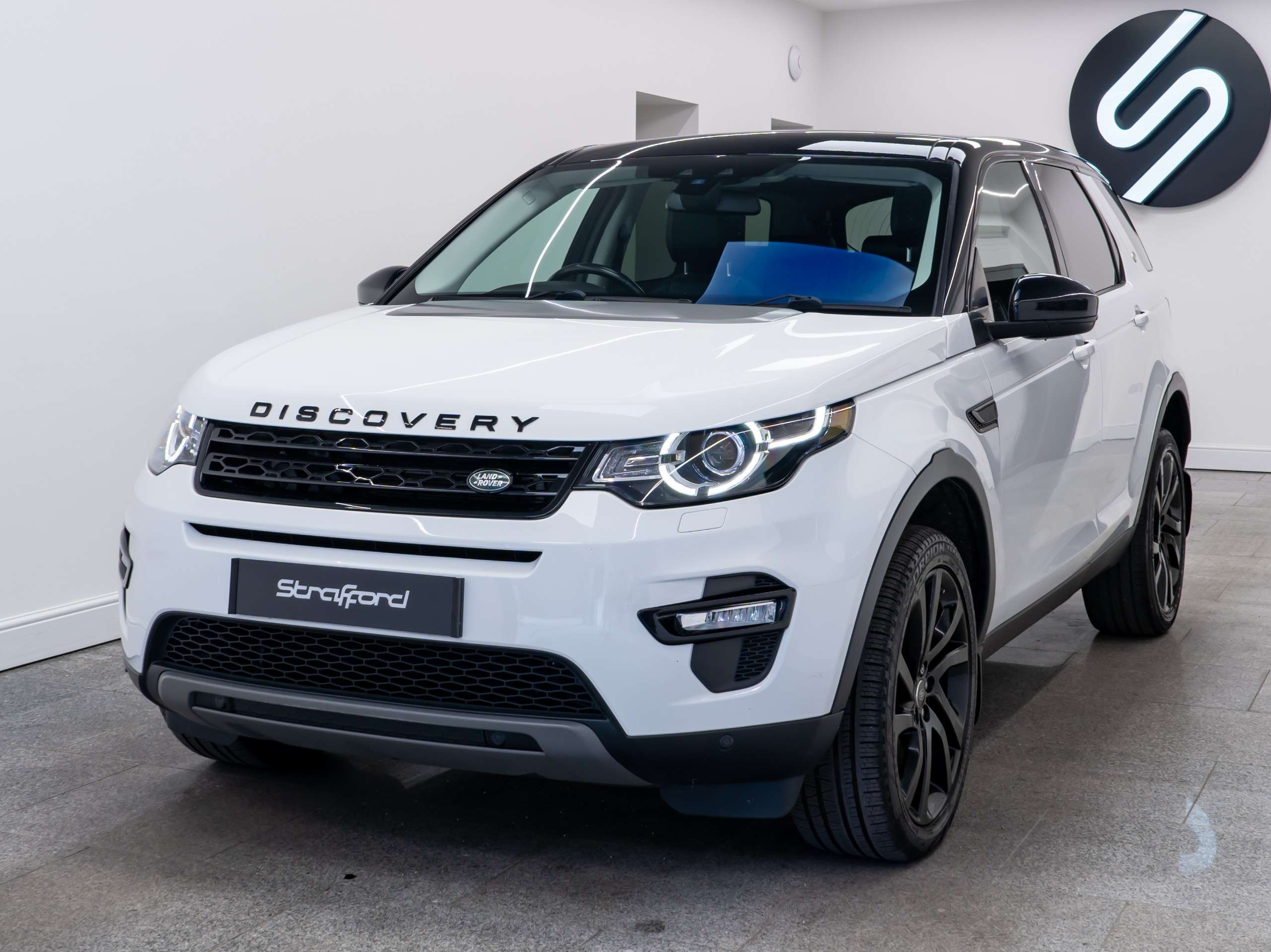 A 2018 LAND ROVER DISCOVERY SPORT 2.0 SD4 HSE Black SUV 5dr Diesel Auto 4WD Euro 6 (s/s) (240 ps) A 2018 LAND ROVER DISCOVERY SPORT 2.0 SD4 HSE Black SUV 5dr Diesel Auto 4WD Euro 6 (s/s) (240 ps)