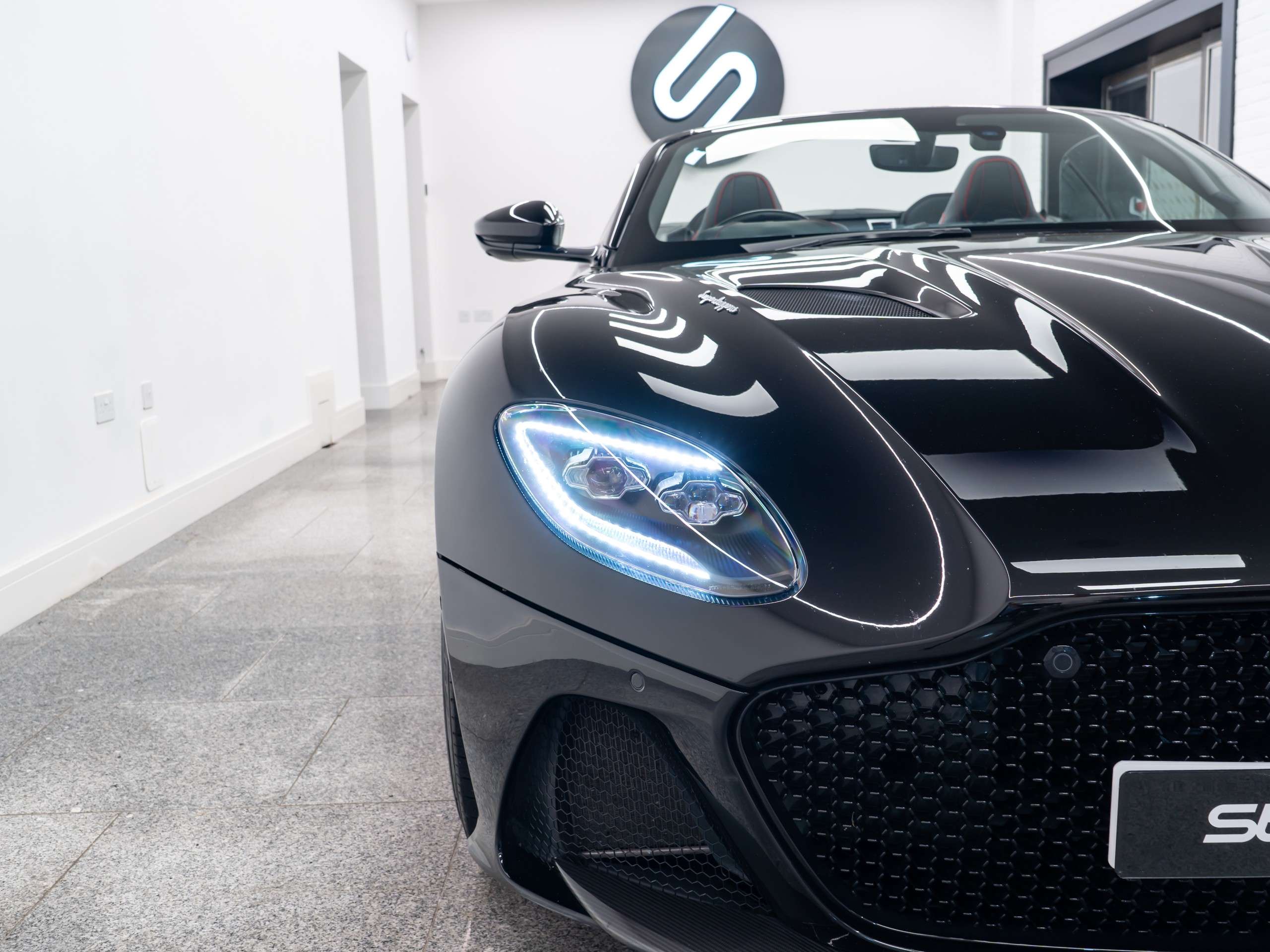 2019 ASTON MARTIN DBS 2019 ASTON MARTIN DBS