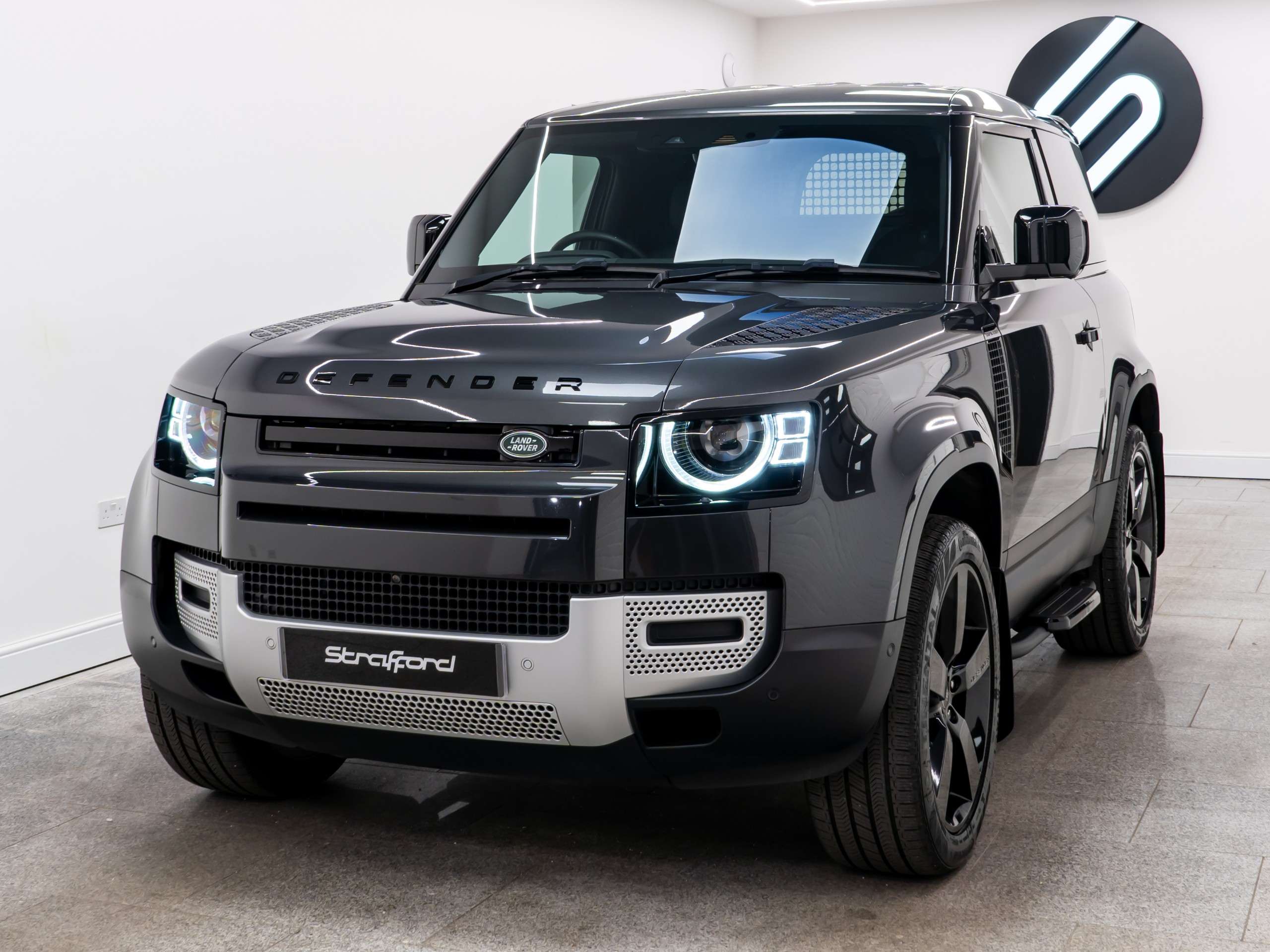 A 2024 LAND ROVER DEFENDER 90 3.0 D250 MHEV SE Hard Top SUV 3dr Diesel Auto 4WD SWB Euro 6 (s/s) (250 ps) A 2024 LAND ROVER DEFENDER 90 3.0 D250 MHEV SE Hard Top SUV 3dr Diesel Auto 4WD SWB Euro 6 (s/s) (250 ps)