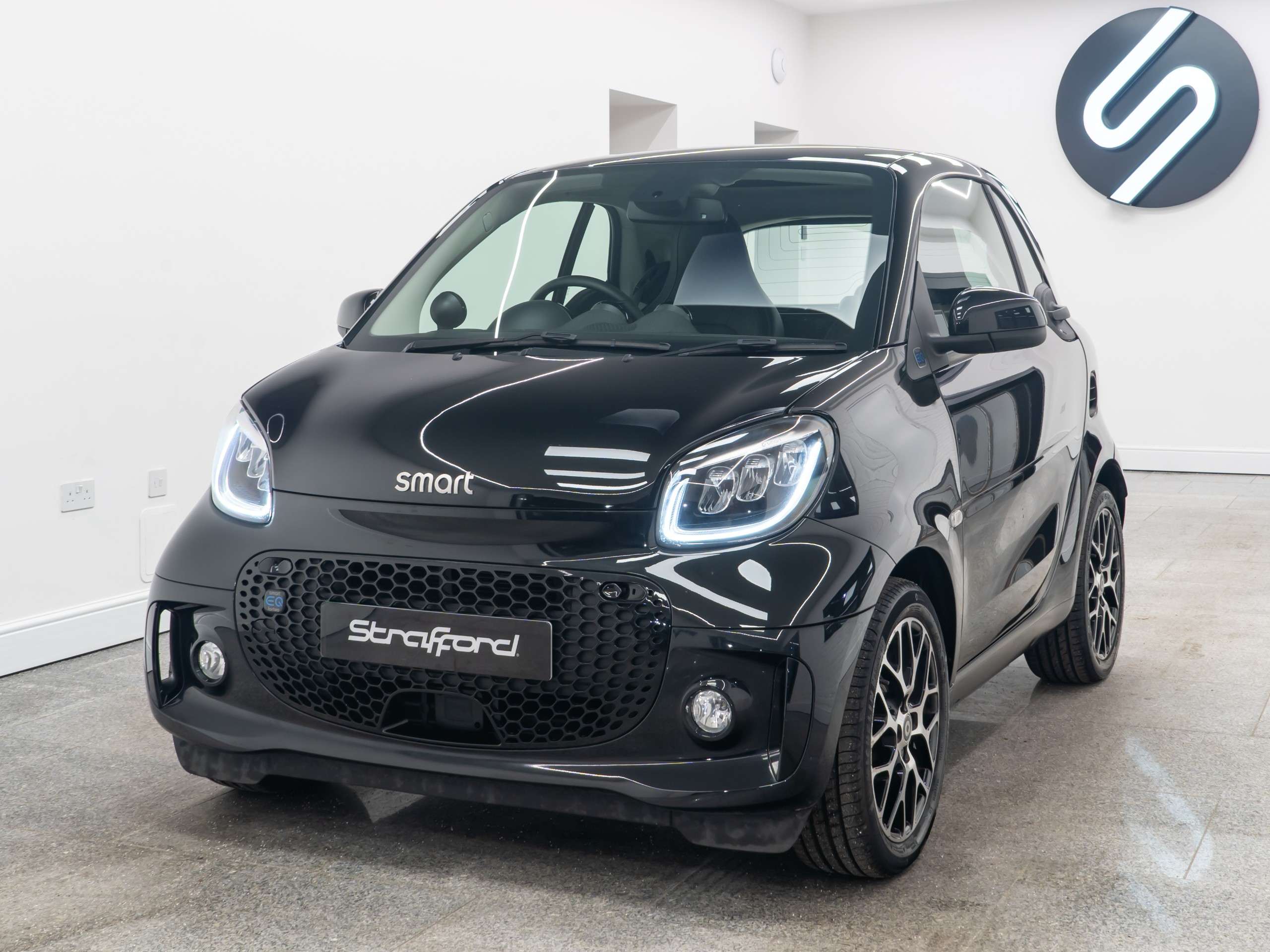 A 2022 SMART FORTWO 17.6kWh Prime Exclusive Coupe 2dr Electric Auto (22kW Charger) (82 ps) A 2022 SMART FORTWO 17.6kWh Prime Exclusive Coupe 2dr Electric Auto (22kW Charger) (82 ps)