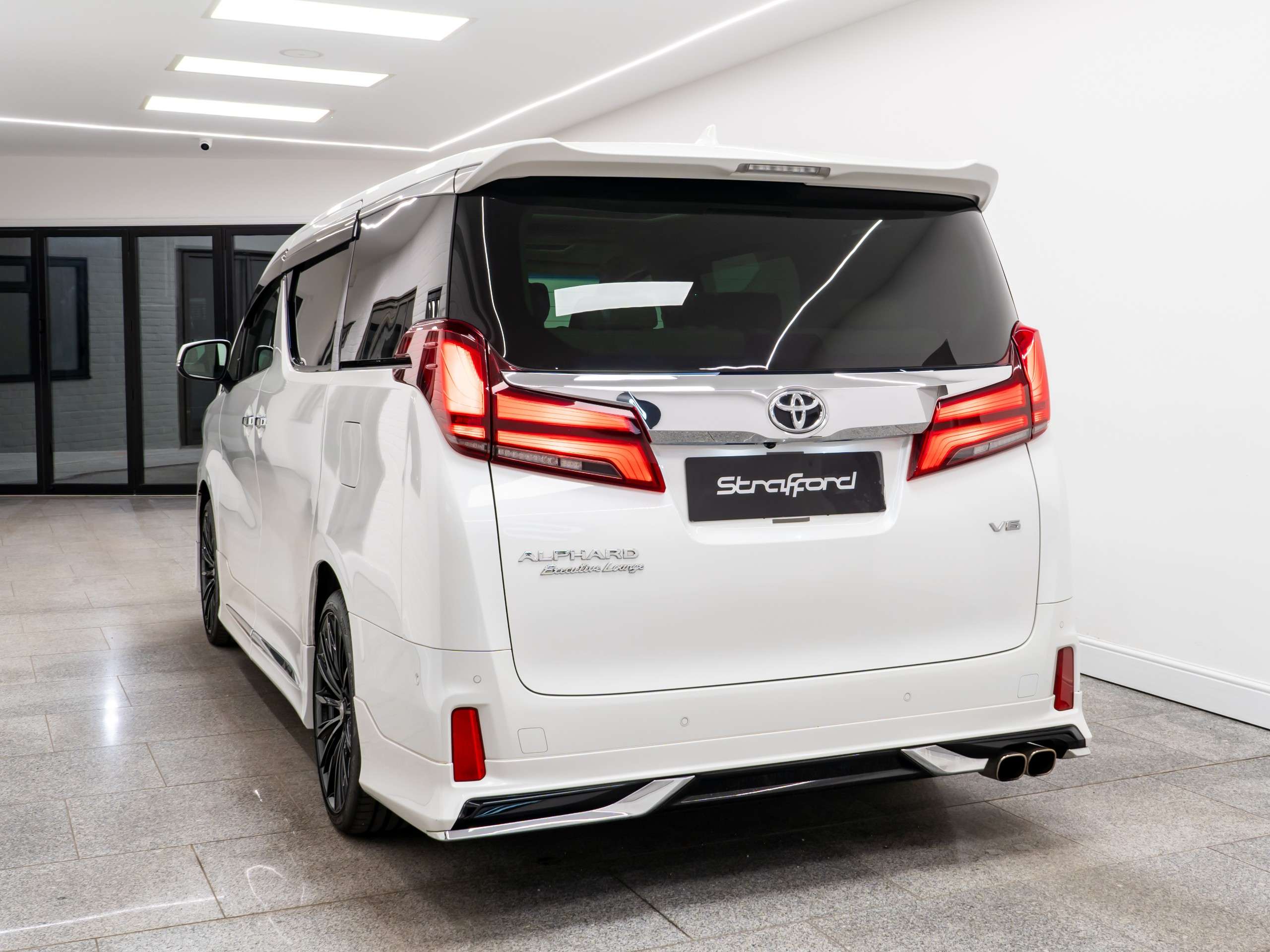 A 2022 TOYOTA ALPHARD Executive Lounge 3.5 V6 Auto A 2022 TOYOTA ALPHARD Executive Lounge 3.5 V6 Auto