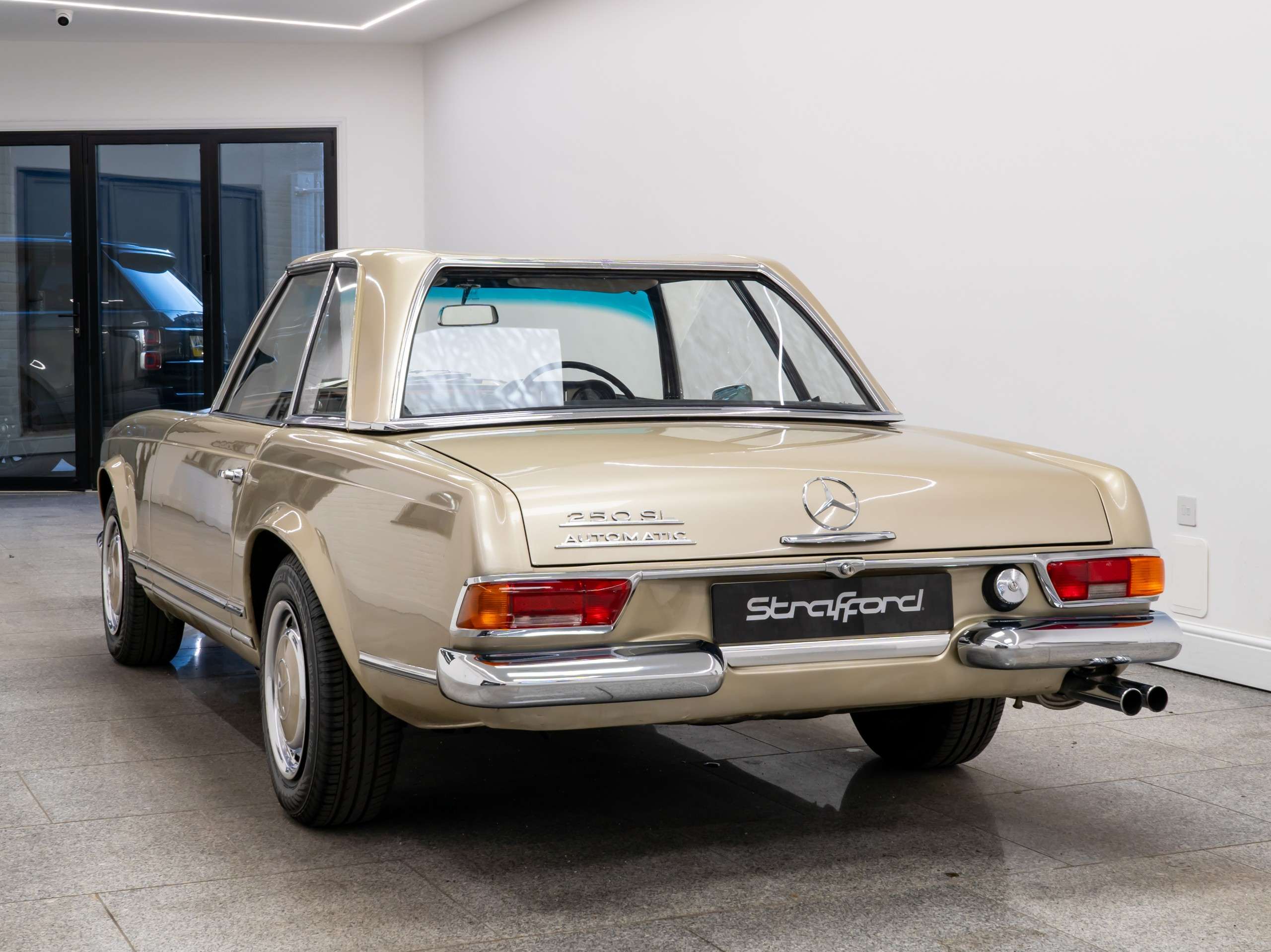 A 1967 MERCEDES-BENZ 250 SL Pagoda (W113) A 1967 MERCEDES-BENZ 250 SL Pagoda (W113)