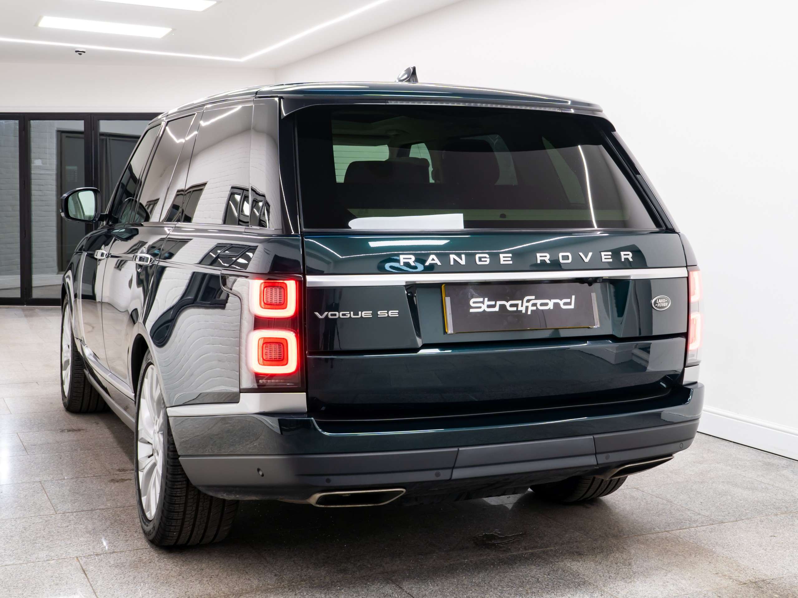 A 2020 LAND ROVER RANGE ROVER 3.0 SD V6 Vogue SE SUV 5dr Diesel Auto 4WD Euro 6 (s/s) (275 ps) A 2020 LAND ROVER RANGE ROVER 3.0 SD V6 Vogue SE SUV 5dr Diesel Auto 4WD Euro 6 (s/s) (275 ps)