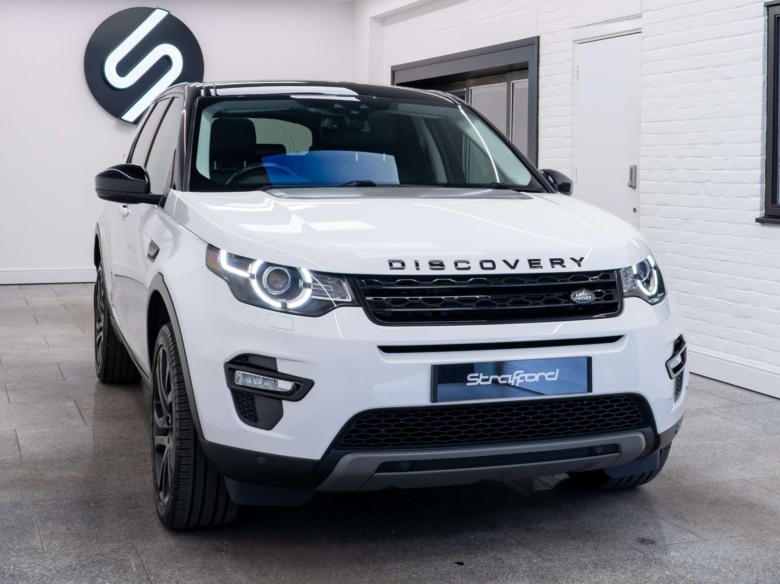 A 2018 LAND ROVER DISCOVERY SPORT 2.0 SD4 HSE Black SUV 5dr Diesel Auto 4WD Euro 6 (s/s) (240 ps) A 2018 LAND ROVER DISCOVERY SPORT 2.0 SD4 HSE Black SUV 5dr Diesel Auto 4WD Euro 6 (s/s) (240 ps)