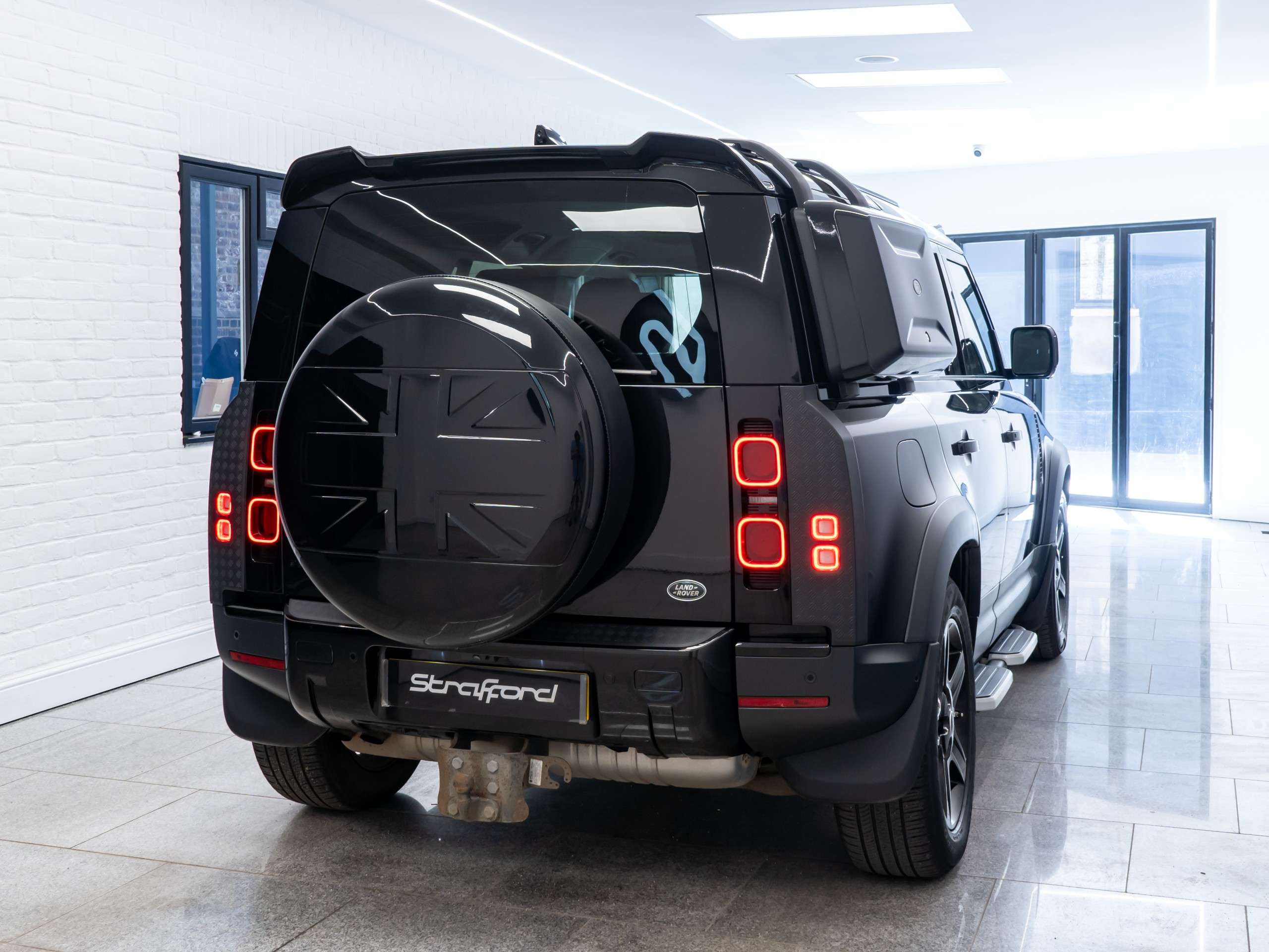 A 2020 LAND ROVER DEFENDER 110 2.0 SD4 SE SUV 5dr Diesel Auto 4WD Euro 6 (s/s) (240 ps) A 2020 LAND ROVER DEFENDER 110 2.0 SD4 SE SUV 5dr Diesel Auto 4WD Euro 6 (s/s) (240 ps)