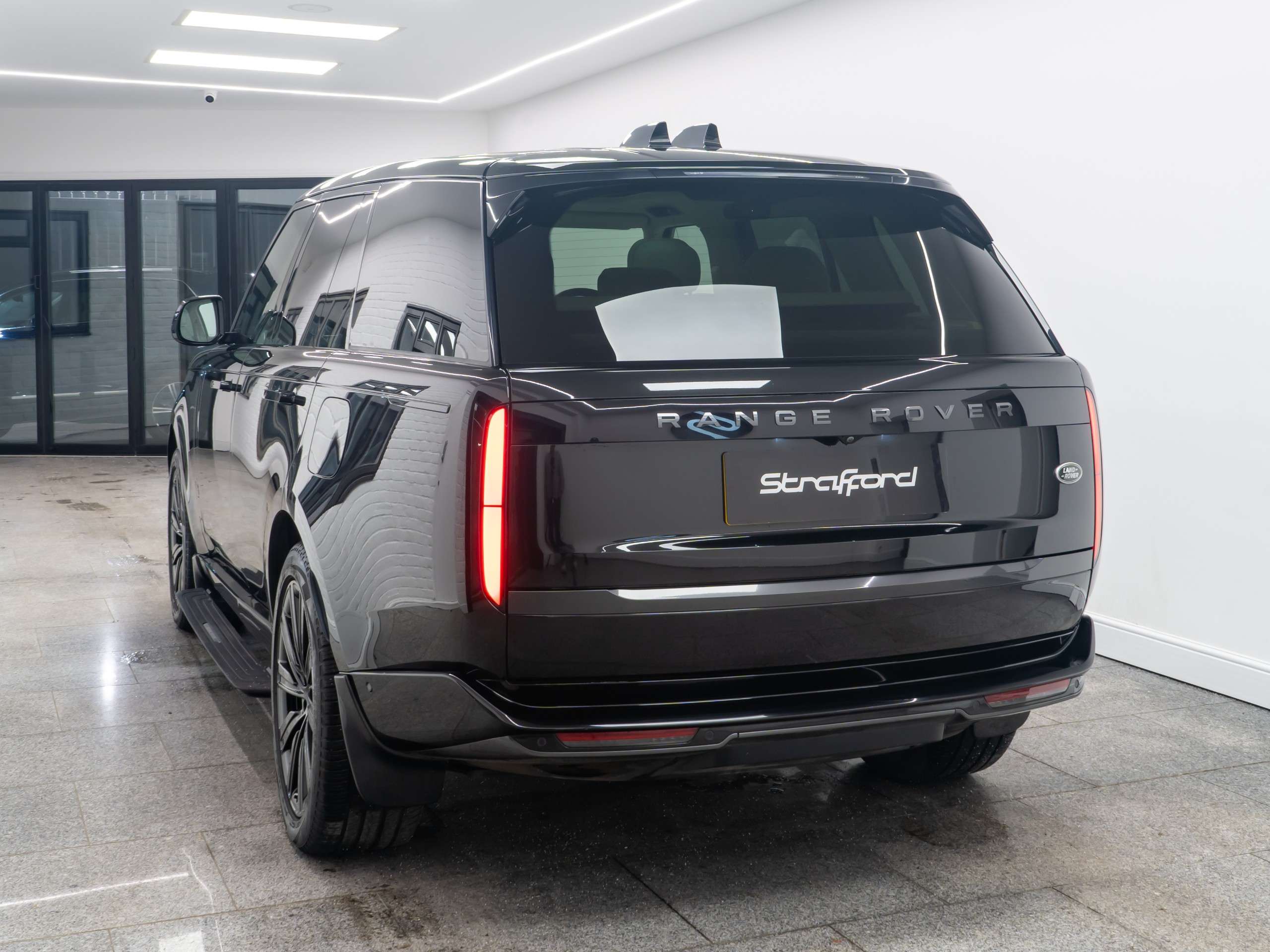 A 2023 LAND ROVER RANGE ROVER 3.0 P440e 38.2kWh SE SUV 5dr Petrol Plug-in Hybrid Auto 4WD Euro 6 (s/s) (440 ps) A 2023 LAND ROVER RANGE ROVER 3.0 P440e 38.2kWh SE SUV 5dr Petrol Plug-in Hybrid Auto 4WD Euro 6 (s/s) (440 ps)