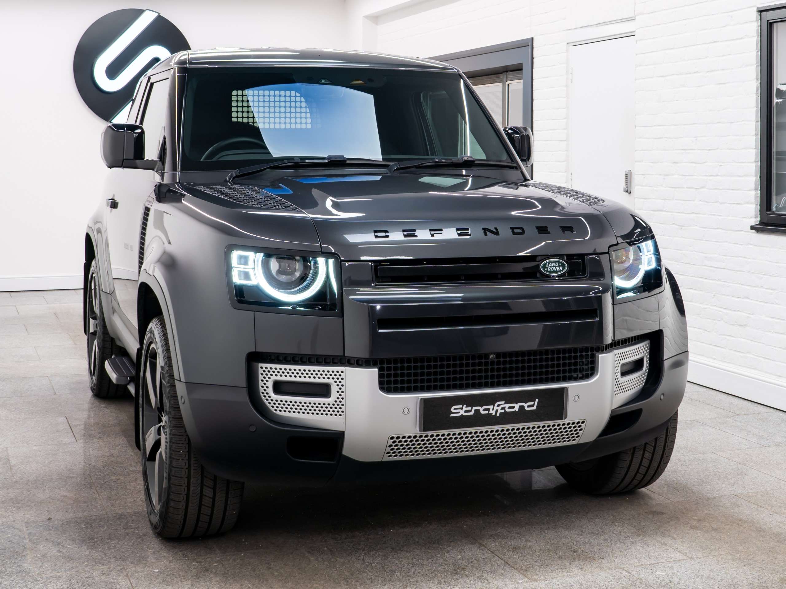 A 2024 LAND ROVER DEFENDER 90 3.0 D250 MHEV SE Hard Top SUV 3dr Diesel Auto 4WD SWB Euro 6 (s/s) (250 ps) A 2024 LAND ROVER DEFENDER 90 3.0 D250 MHEV SE Hard Top SUV 3dr Diesel Auto 4WD SWB Euro 6 (s/s) (250 ps)