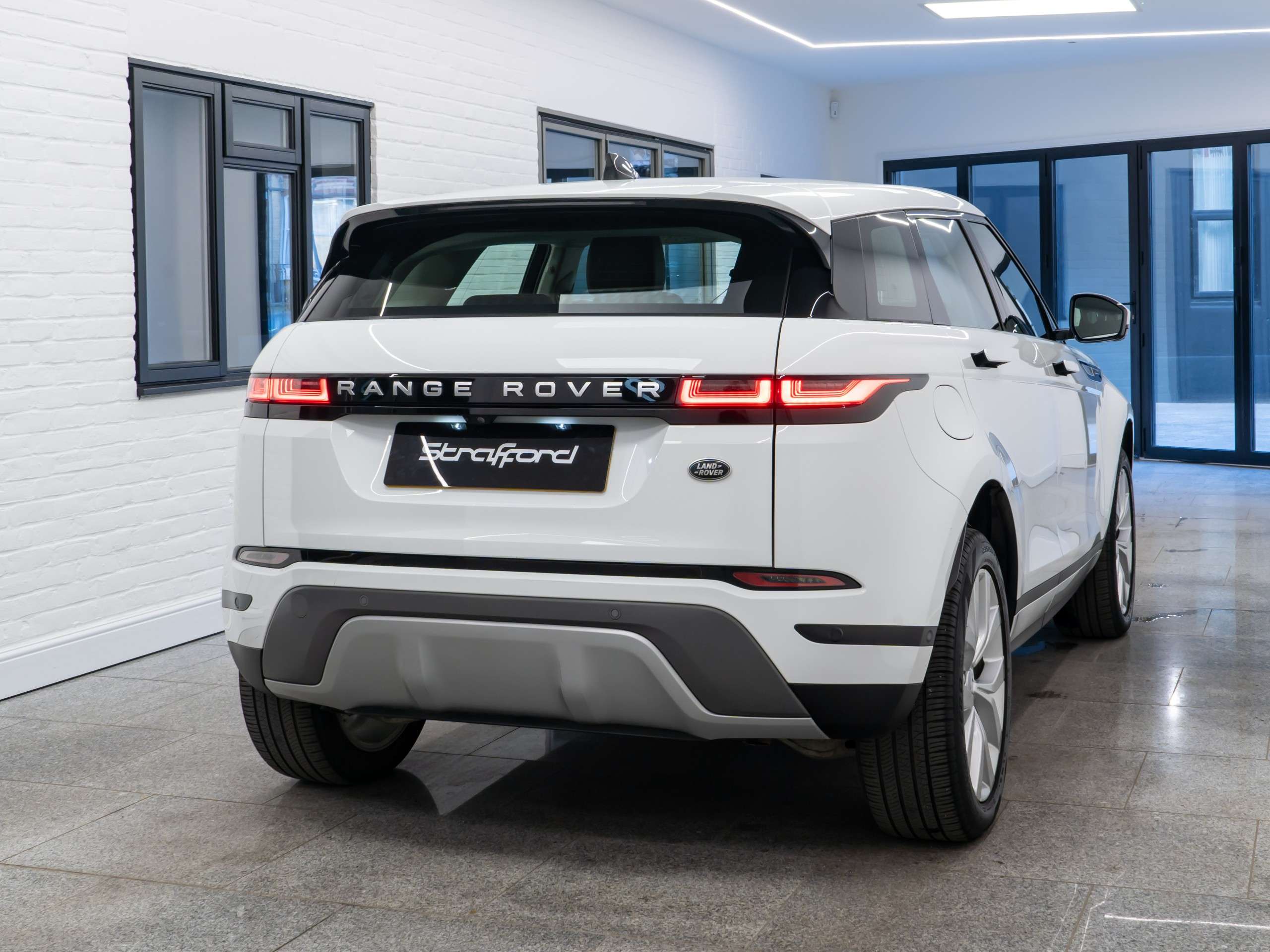 A 2021 LAND ROVER RANGE ROVER EVOQUE 1.5 P300e 12.2kWh SE SUV 5dr Petrol Plug-in Hybrid Auto 4WD Euro 6 (s/s) (309 ps) A 2021 LAND ROVER RANGE ROVER EVOQUE 1.5 P300e 12.2kWh SE SUV 5dr Petrol Plug-in Hybrid Auto 4WD Euro 6 (s/s) (309 ps)