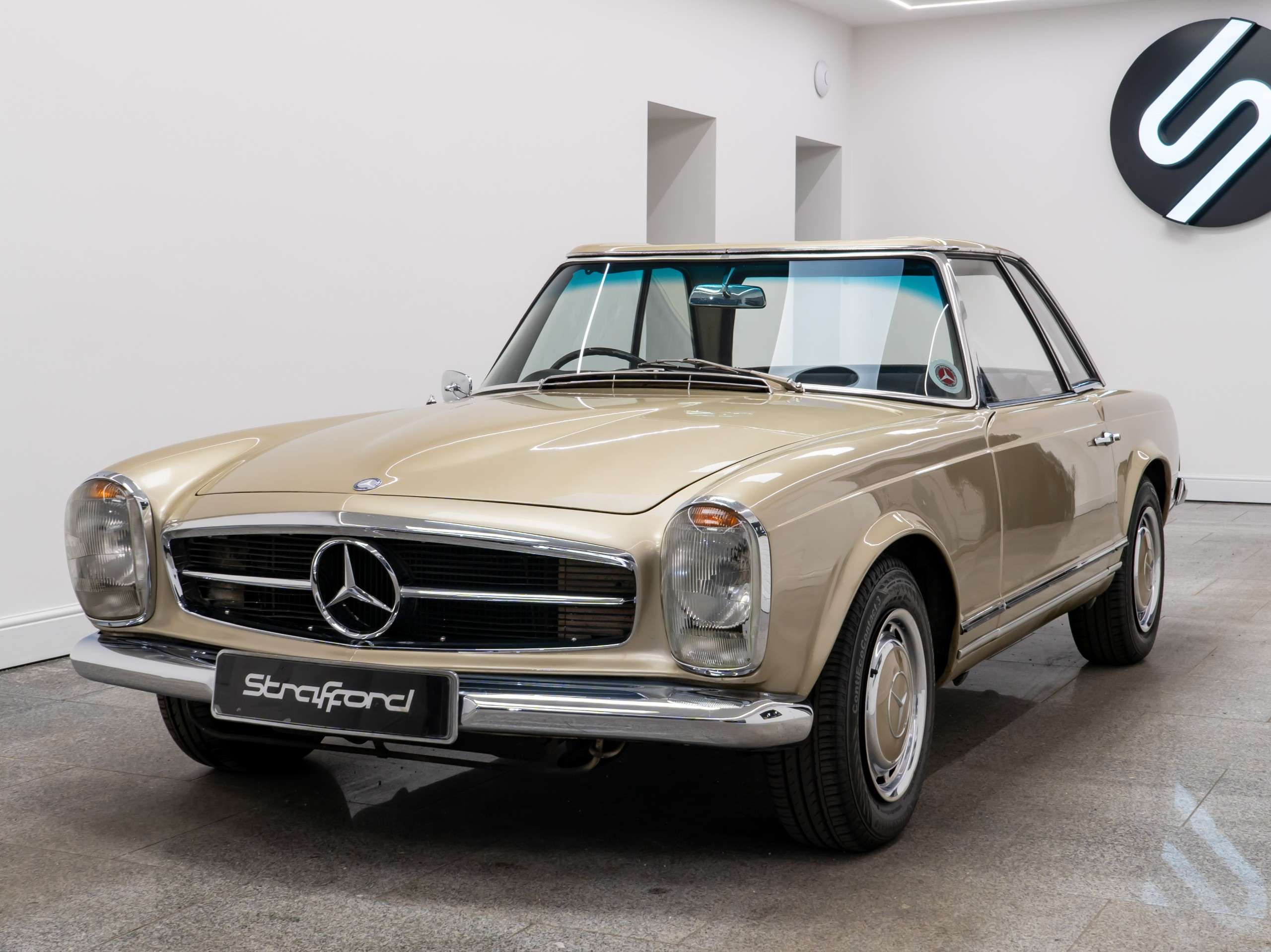 A 1967 MERCEDES-BENZ 250 SL Pagoda (W113) A 1967 MERCEDES-BENZ 250 SL Pagoda (W113)