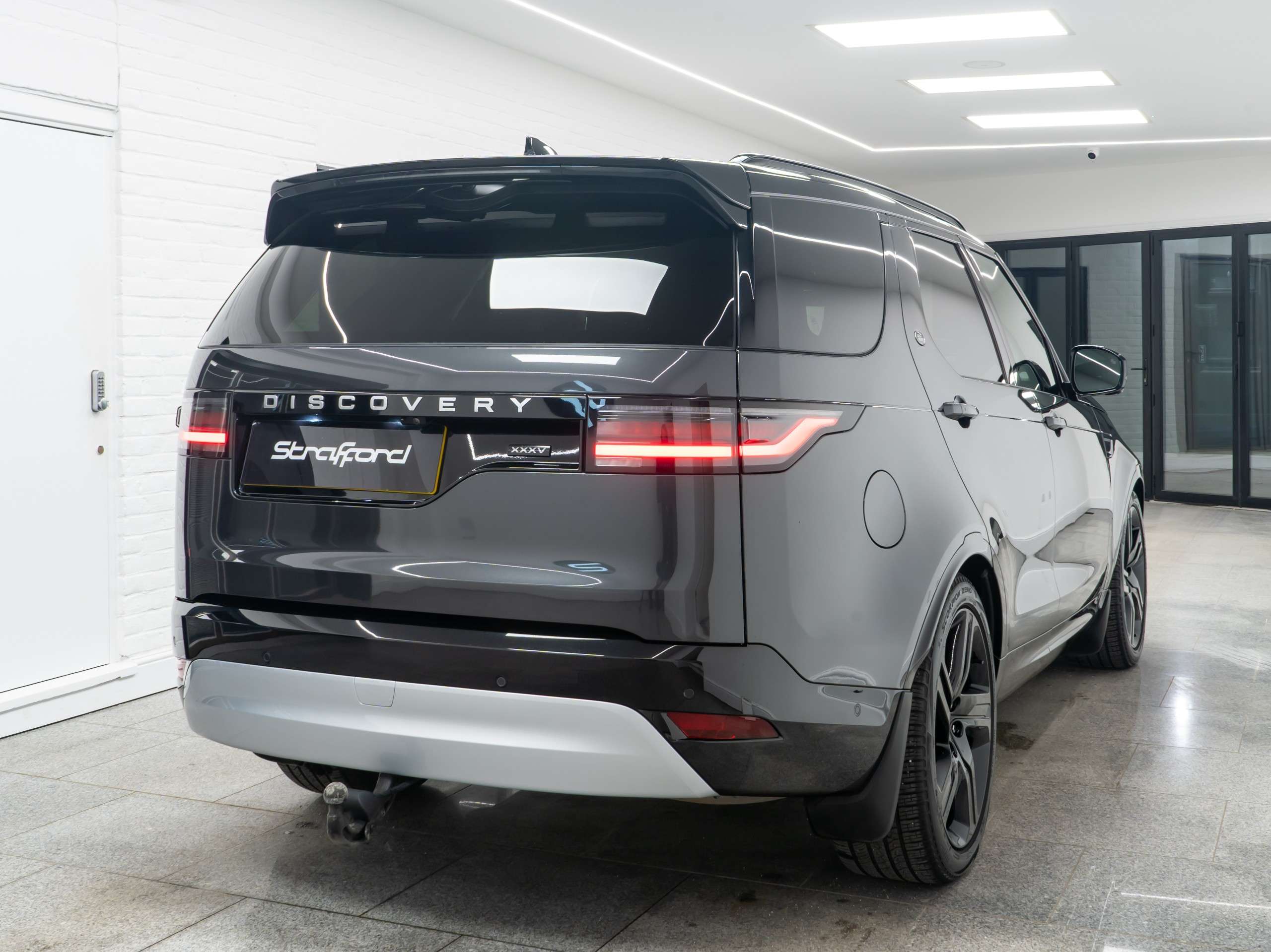 A 2025 LAND ROVER DISCOVERY 3.0 D350 MHEV 35th Anniversary Edition SUV 5dr Diesel Auto 4WD Euro 6 (s/s) (350 ps) A 2025 LAND ROVER DISCOVERY 3.0 D350 MHEV 35th Anniversary Edition SUV 5dr Diesel Auto 4WD Euro 6 (s/s) (350 ps)