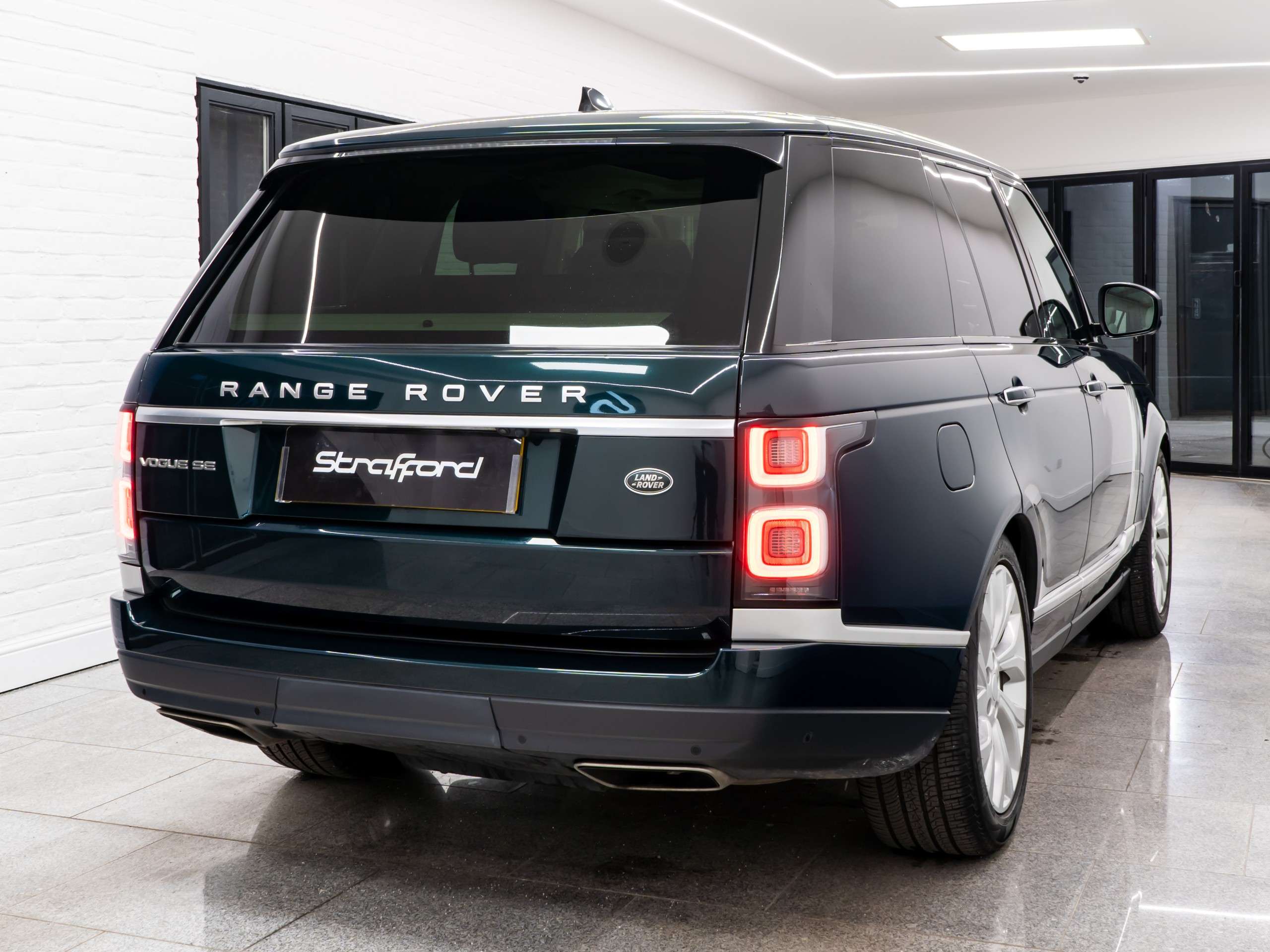 A 2020 LAND ROVER RANGE ROVER 3.0 SD V6 Vogue SE SUV 5dr Diesel Auto 4WD Euro 6 (s/s) (275 ps) A 2020 LAND ROVER RANGE ROVER 3.0 SD V6 Vogue SE SUV 5dr Diesel Auto 4WD Euro 6 (s/s) (275 ps)