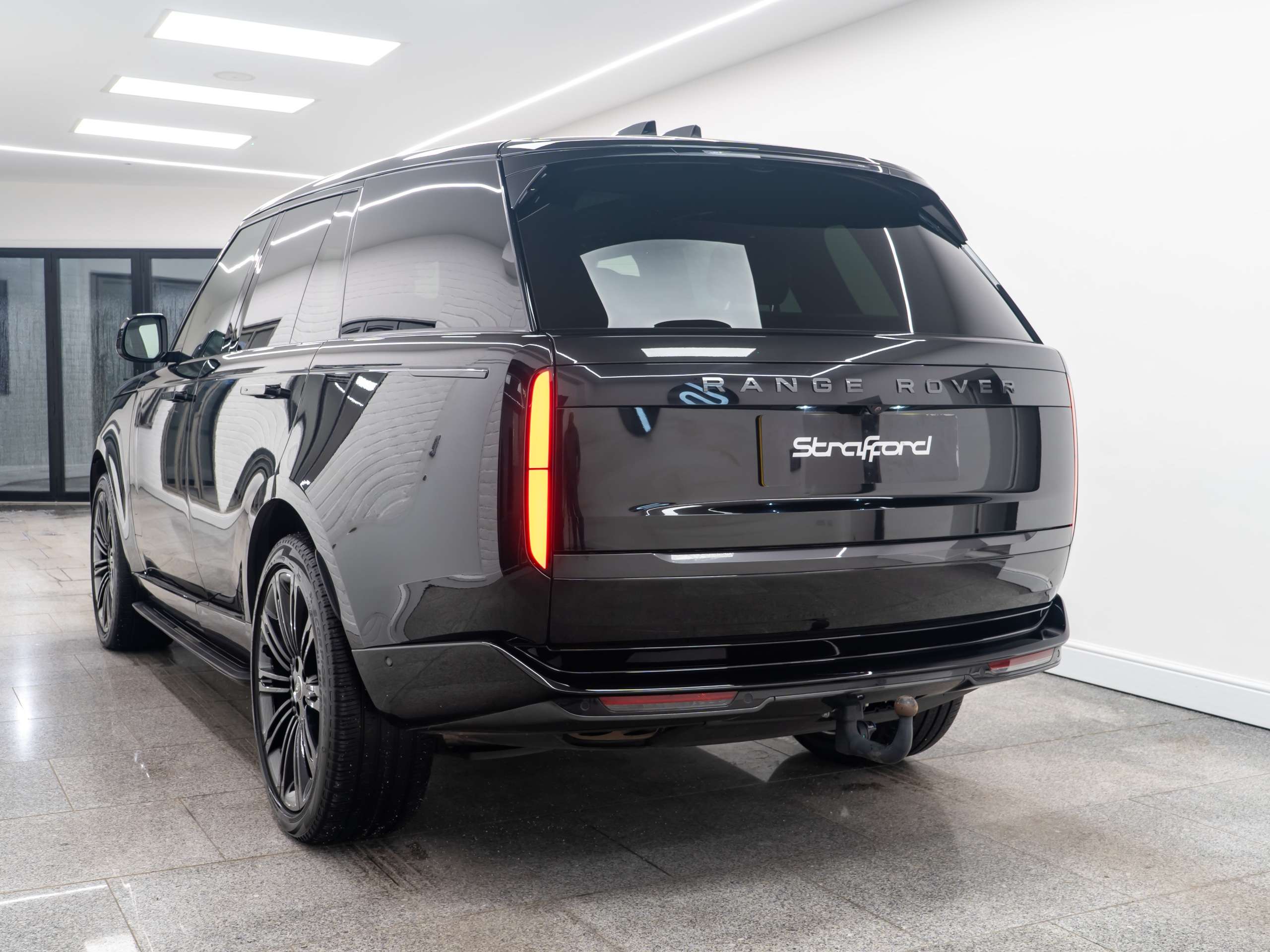 A 2024 LAND ROVER RANGE ROVER 3.0 D350 MHEV SE SUV 5dr Diesel Auto 4WD Euro 6 (s/s) (350 ps) A 2024 LAND ROVER RANGE ROVER 3.0 D350 MHEV SE SUV 5dr Diesel Auto 4WD Euro 6 (s/s) (350 ps)