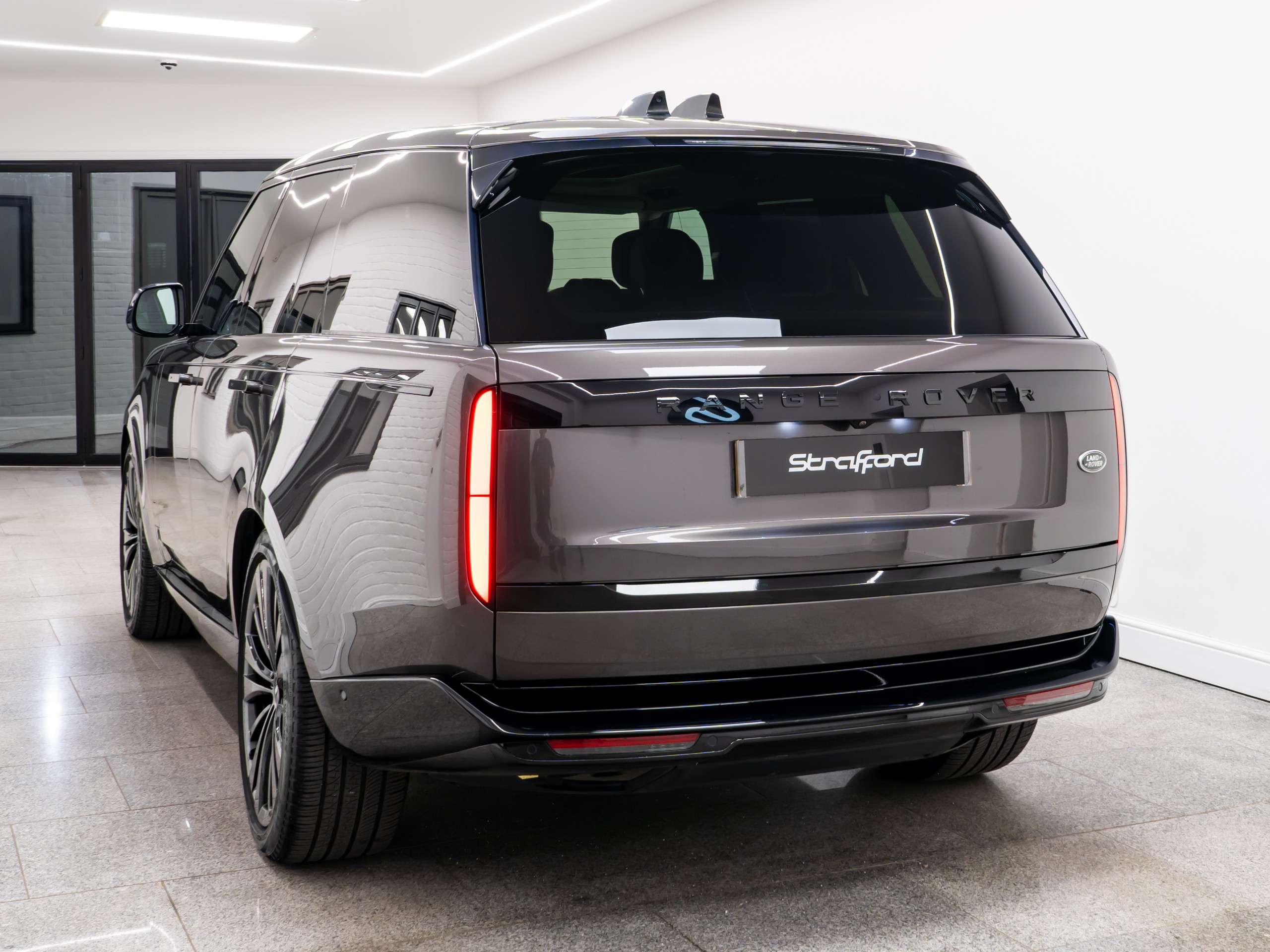 A 2022 LAND ROVER RANGE ROVER 4.4 P530 V8 First Edition SUV 5dr Petrol Auto 4WD Euro 6 (s/s) (530 ps) A 2022 LAND ROVER RANGE ROVER 4.4 P530 V8 First Edition SUV 5dr Petrol Auto 4WD Euro 6 (s/s) (530 ps)