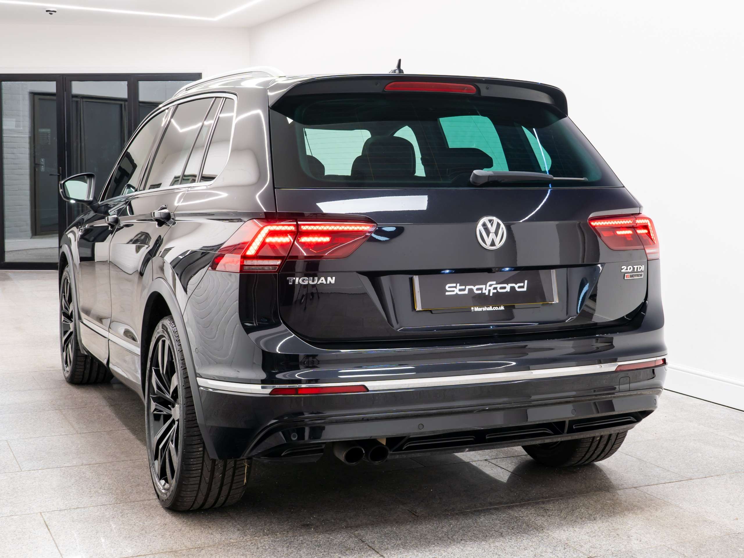 A 2016 VOLKSWAGEN TIGUAN 2.0 TDI BlueMotion Tech R-Line SUV 5dr Diesel DSG 4Motion Euro 6 (s/s) (150 ps) A 2016 VOLKSWAGEN TIGUAN 2.0 TDI BlueMotion Tech R-Line SUV 5dr Diesel DSG 4Motion Euro 6 (s/s) (150 ps)