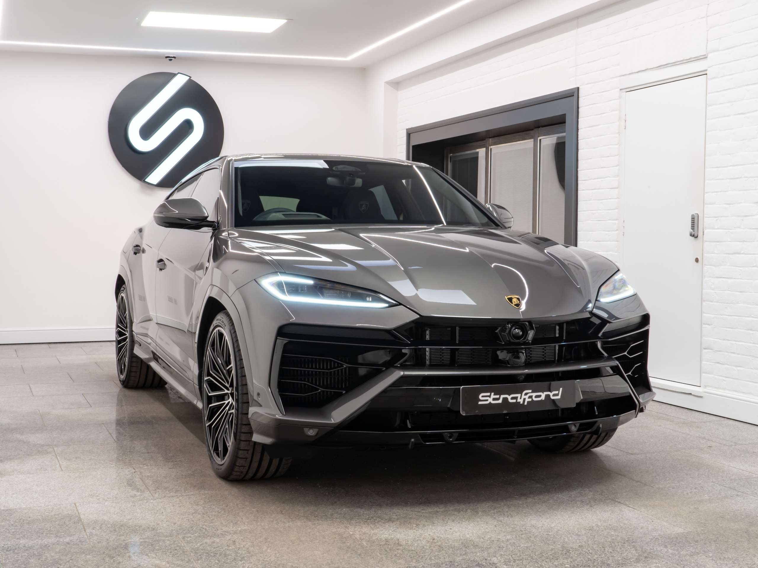 A 2026 LAMBORGHINI URUS 4.0 V8 BiTurbo 25.9kWh SE Auto 4WD Euro 6 5dr A 2026 LAMBORGHINI URUS 4.0 V8 BiTurbo 25.9kWh SE Auto 4WD Euro 6 5dr