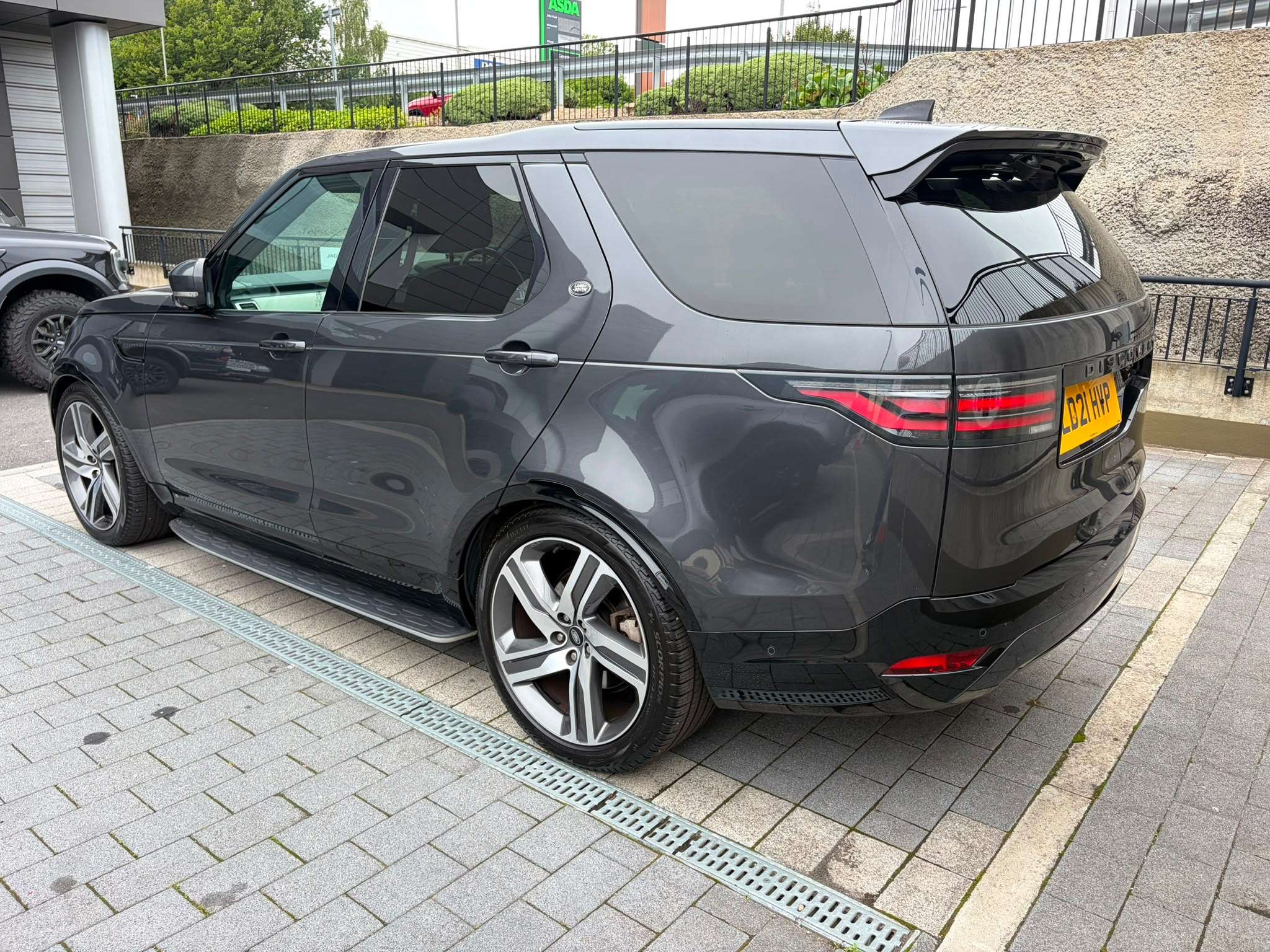 A 2021 LAND ROVER DISCOVERY 3.0 D300 MHEV R-Dynamic HSE SUV 5dr Diesel Auto 4WD Euro 6 (s/s) (300 ps) A 2021 LAND ROVER DISCOVERY 3.0 D300 MHEV R-Dynamic HSE SUV 5dr Diesel Auto 4WD Euro 6 (s/s) (300 ps)